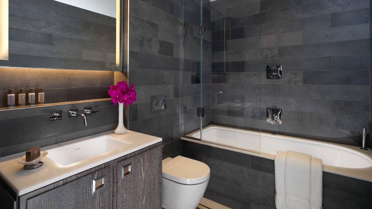 Junior Suite bathroom