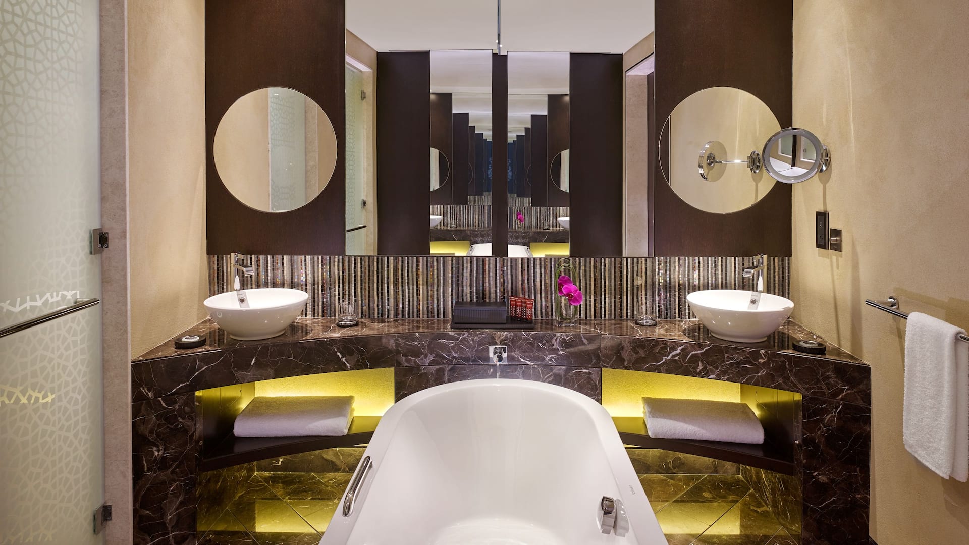 3 من 5 Grand King bathroom