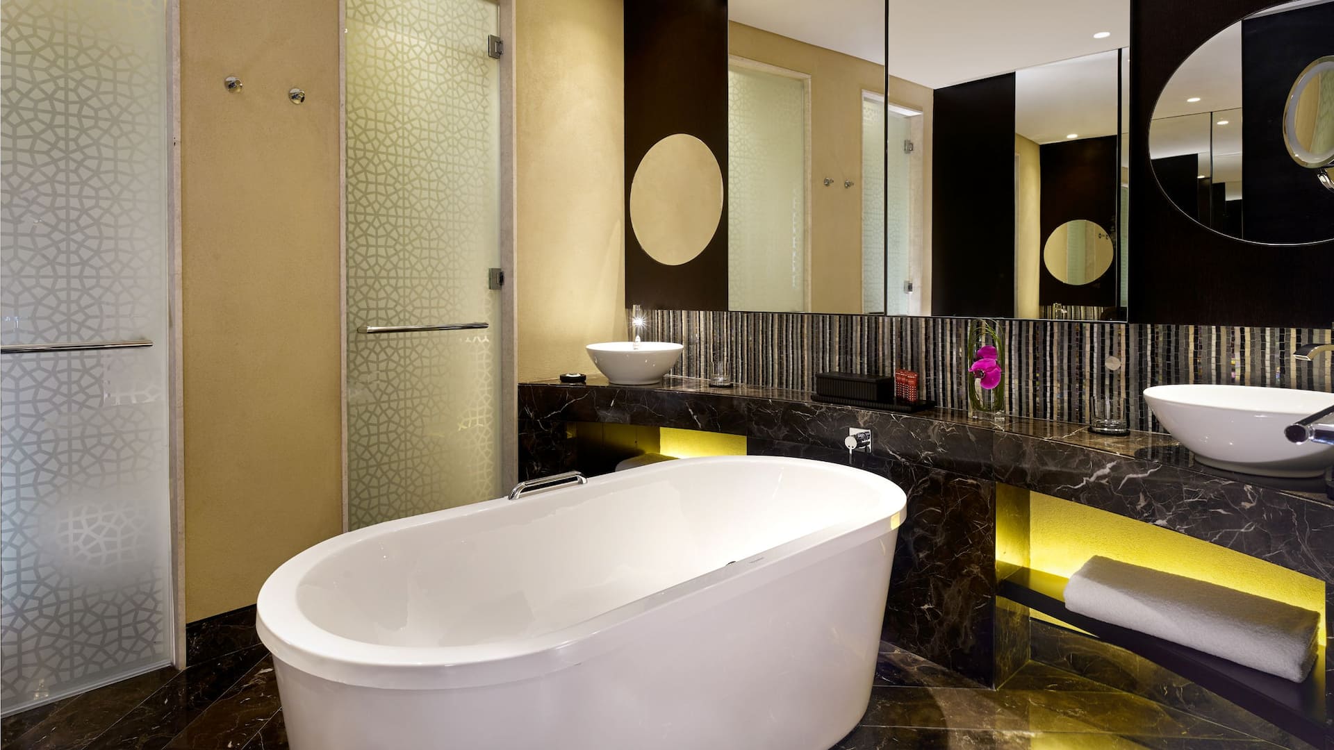 3 من 5 Twin Room Bathroom