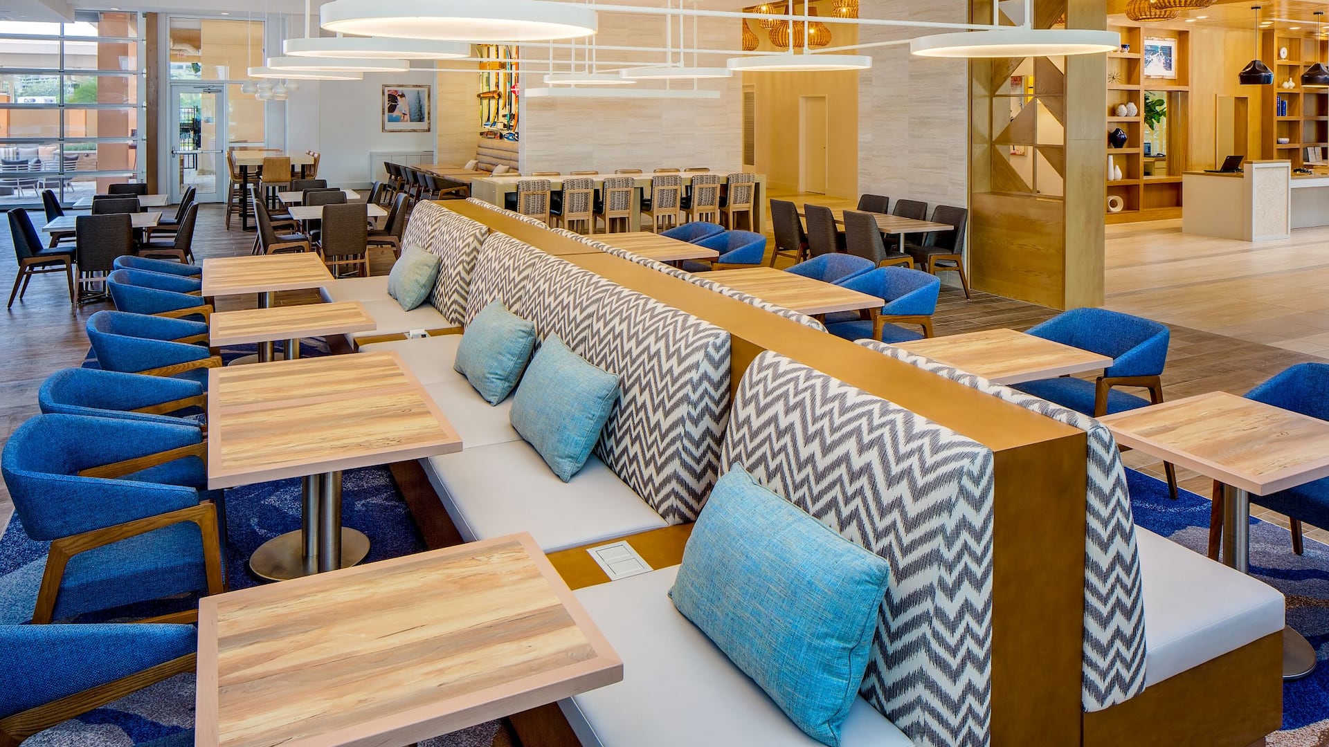 Hyatt House across from Universal Orlando Resort™ Breakfast Sitting Area