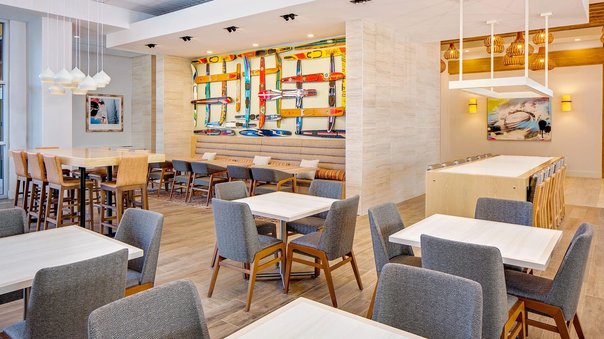 Hyatt House across from Universal Orlando Resort™ Breakfast Sitting Area