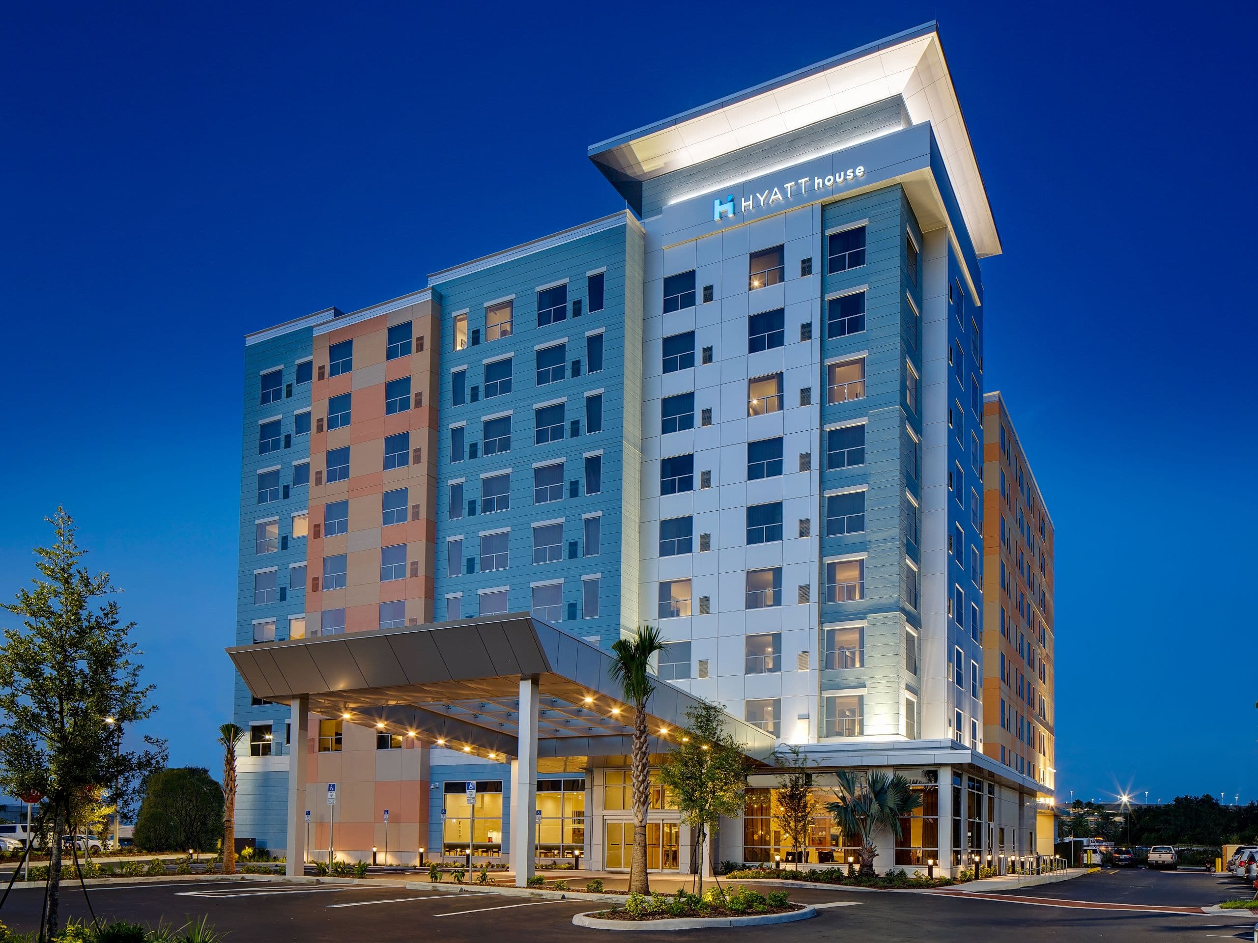 Universal Orlando Resort Hotel Hyatt House Across From Universal   Hyatt House Orlando Universal P026 Front Of Hotel Night.4x3 