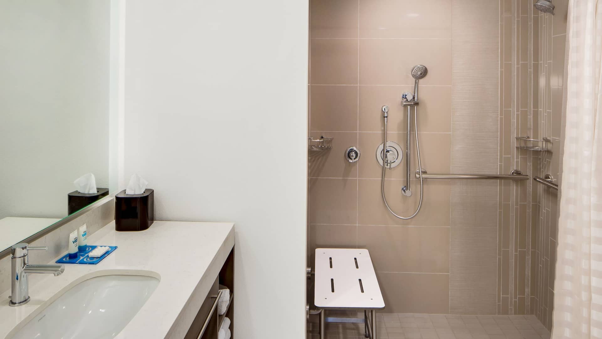 第 5，共 5 Hyatt House across from Universal Orlando Resort™ Accessible Roll In Shower