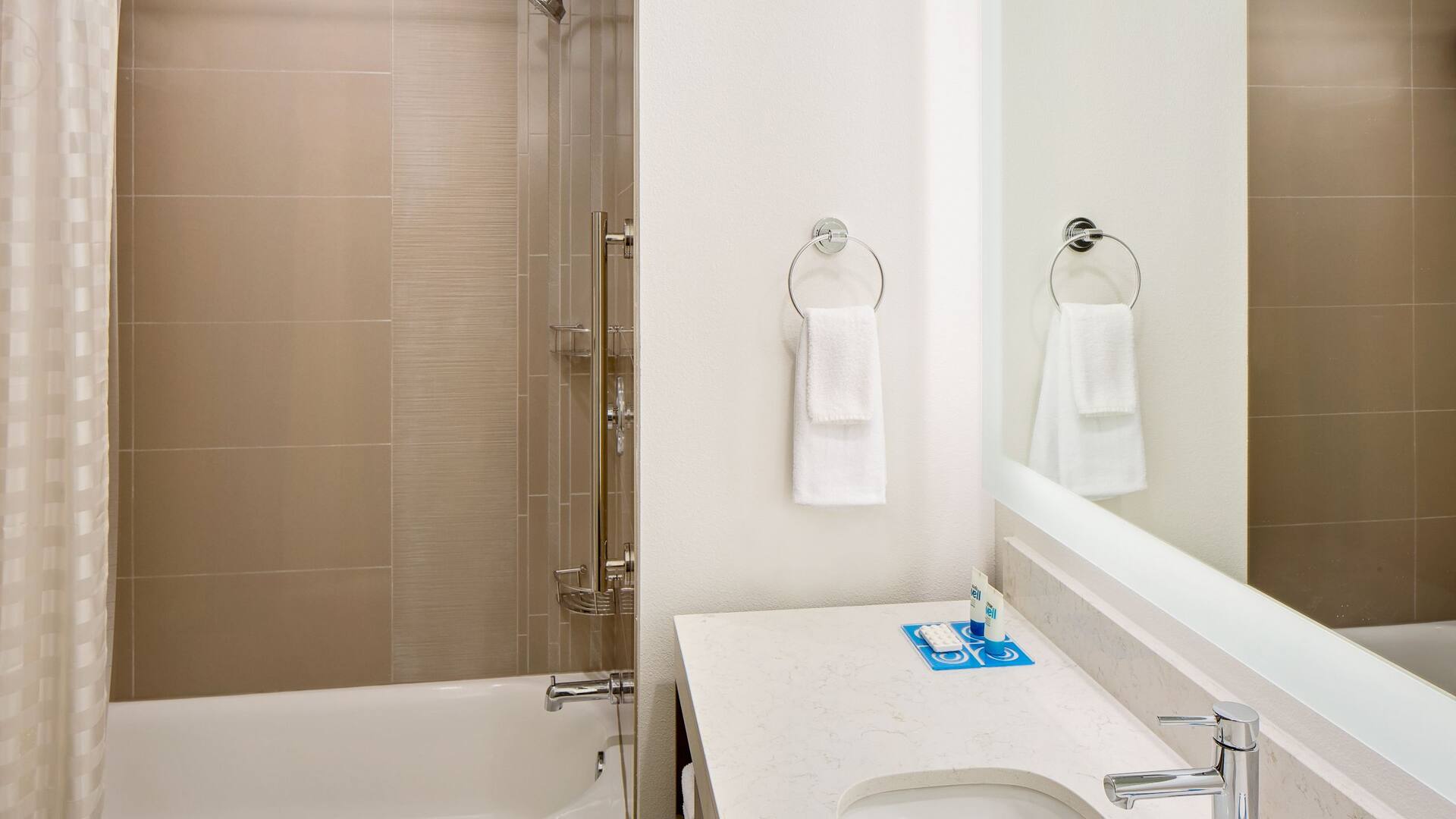 第 4，共 4 Hyatt House across from Universal Orlando Resort™ Bathroom Tub