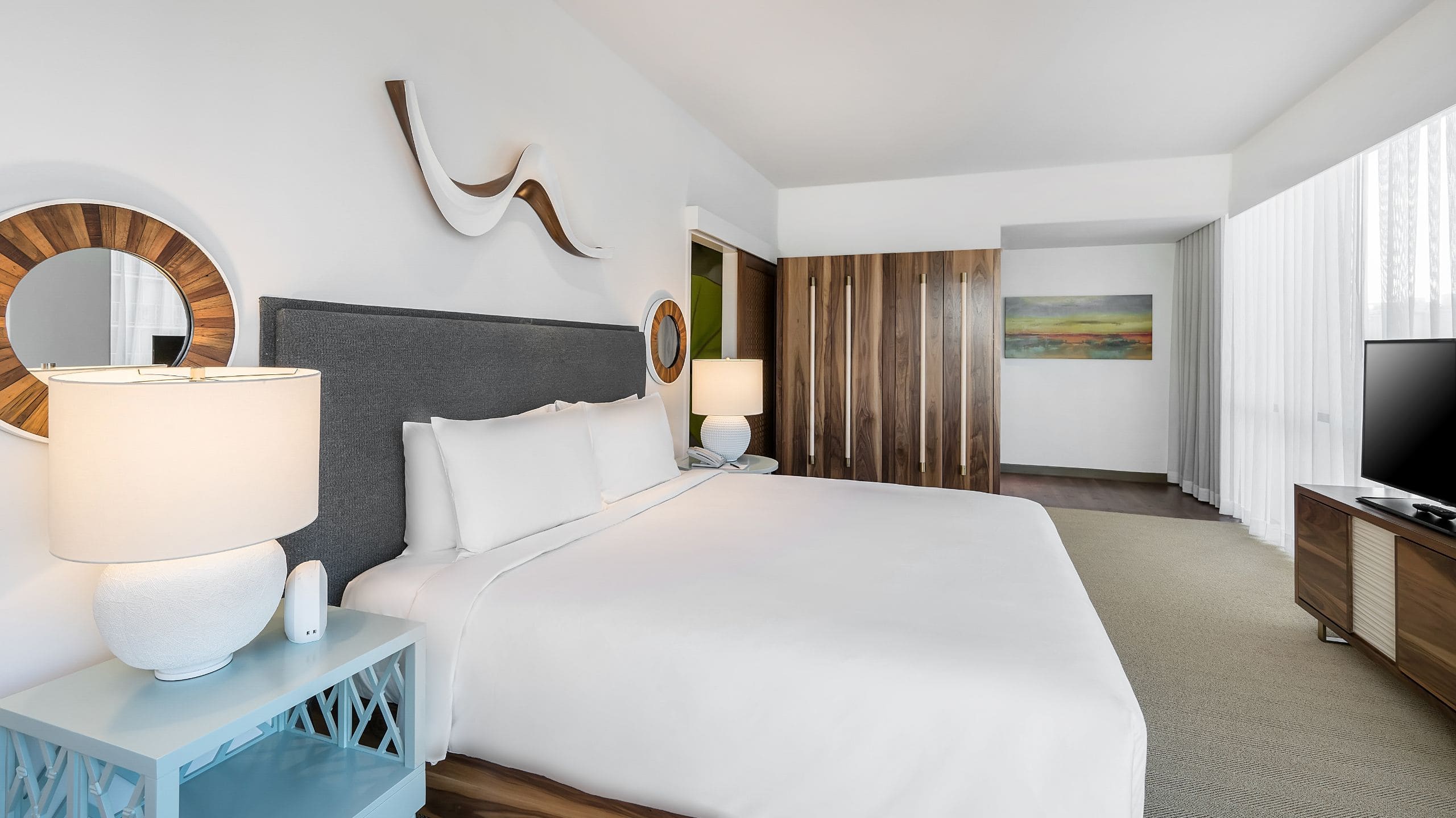 1 de 3 Hyatt Centric Waikiki Beach Deluxe King Bed Mountain View