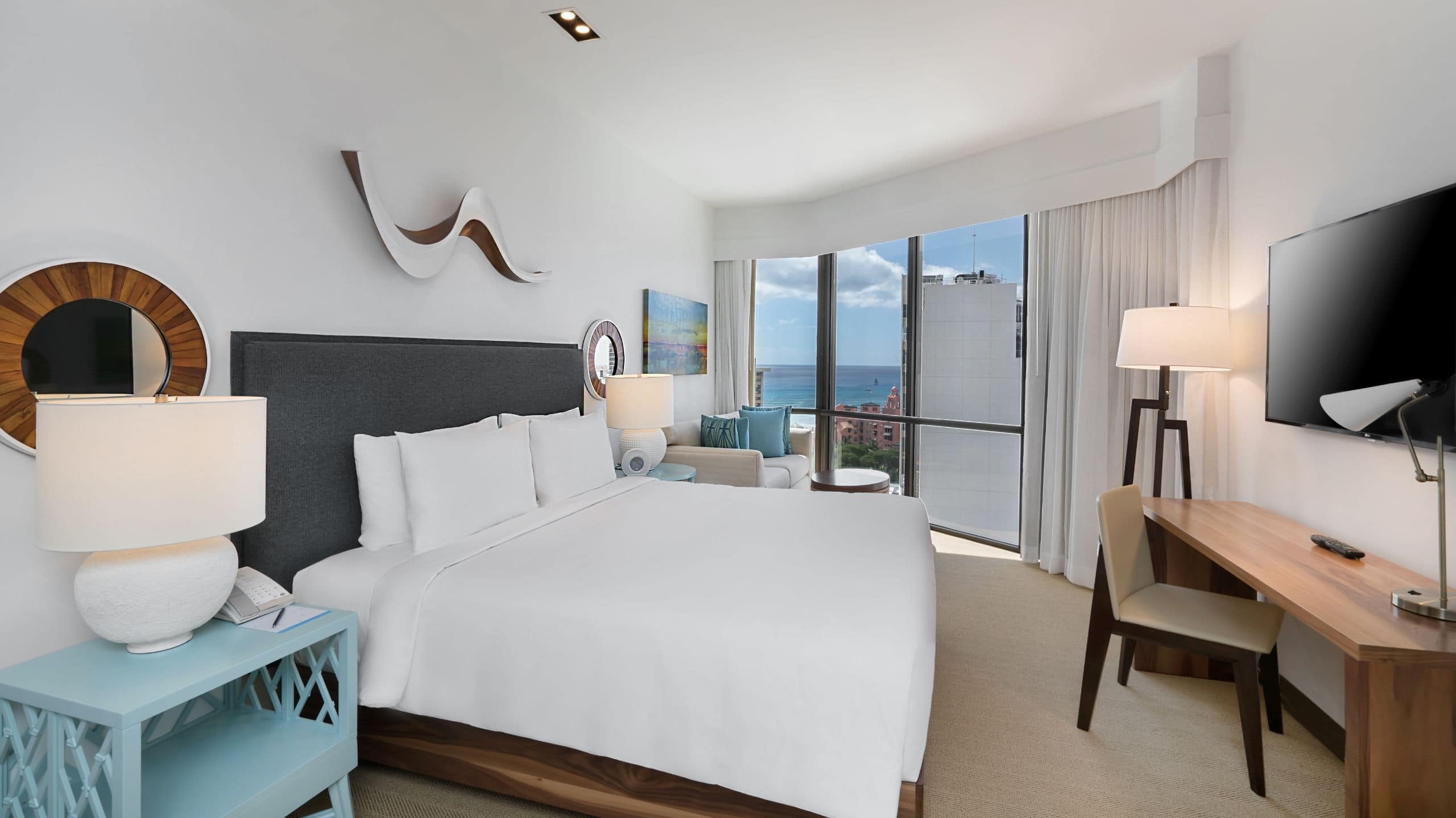 1 de 3 Hyatt Centric Waikiki Beach King Bed Ocean View