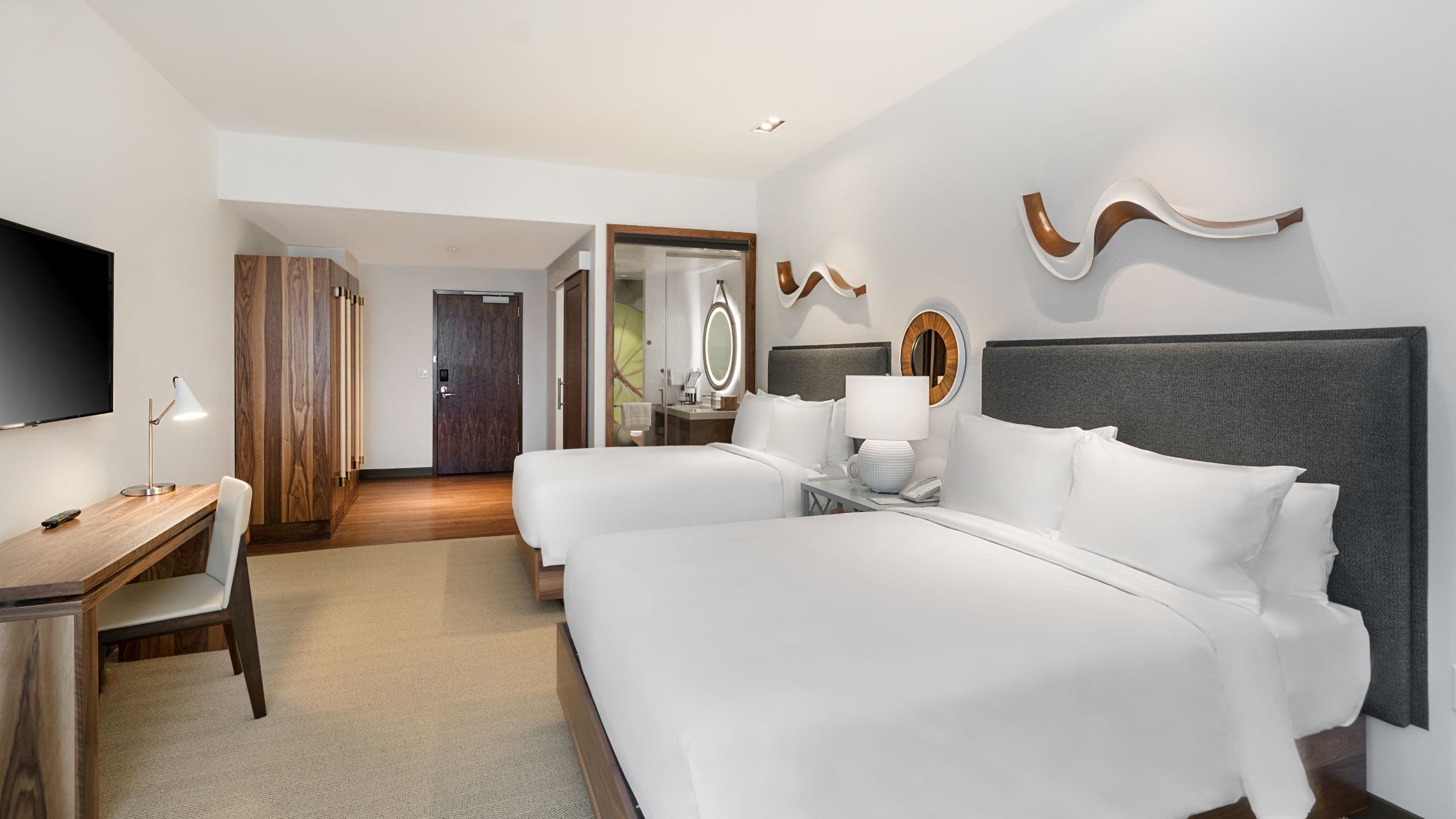 1 de 3 Hyatt Centric Waikiki Beach Two Queen Beds