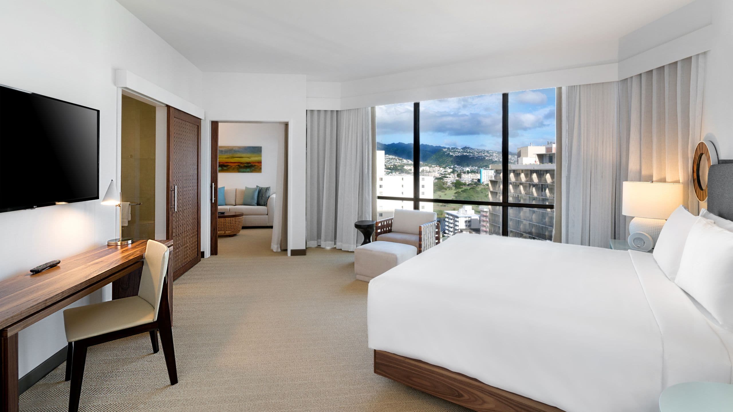 2 de 3 Hyatt Centric Waikiki Beach King Suite Diamond Head View