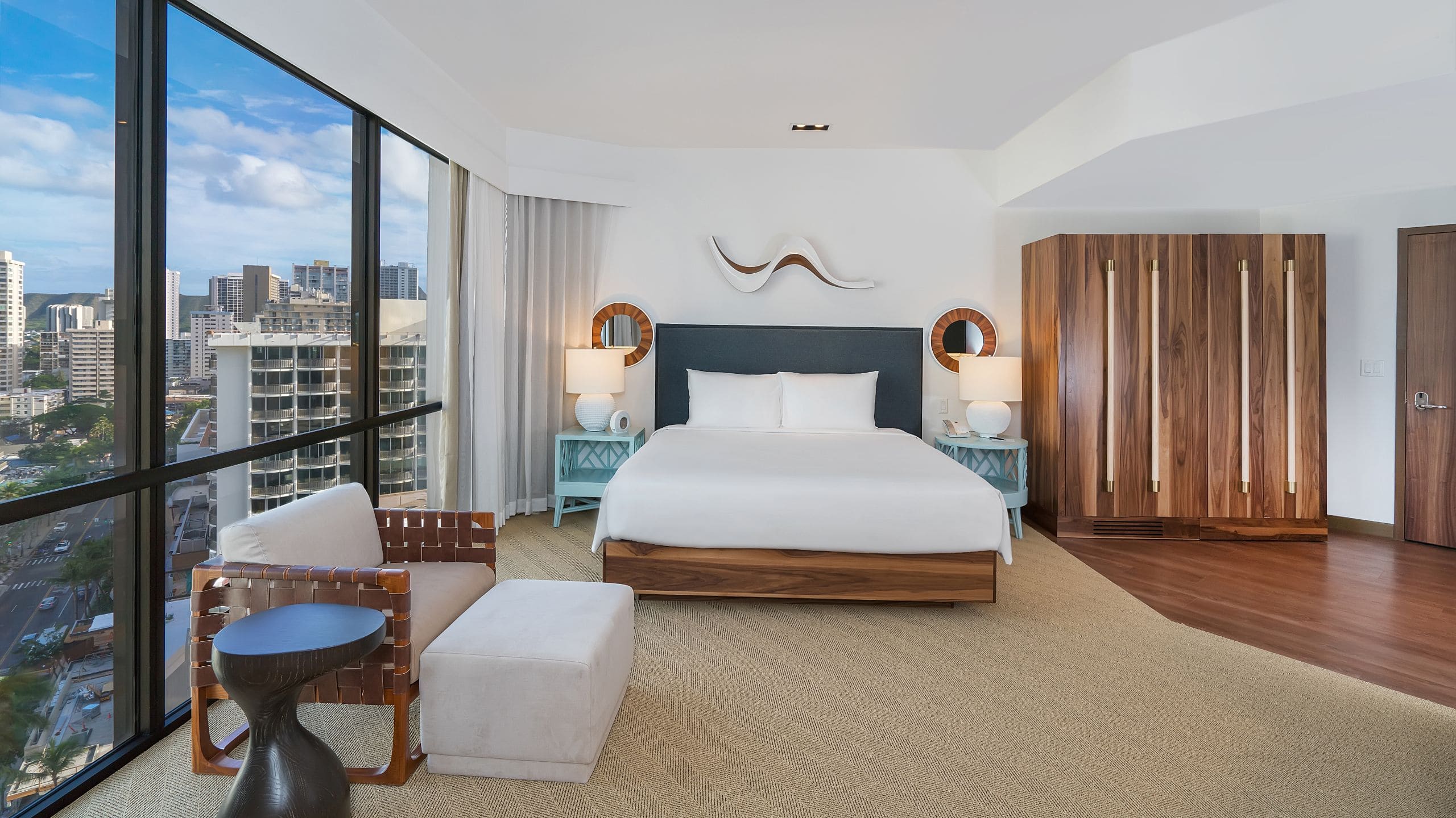 1 de 3 Hyatt Centric Waikiki Beach King Suite Diamond Head View