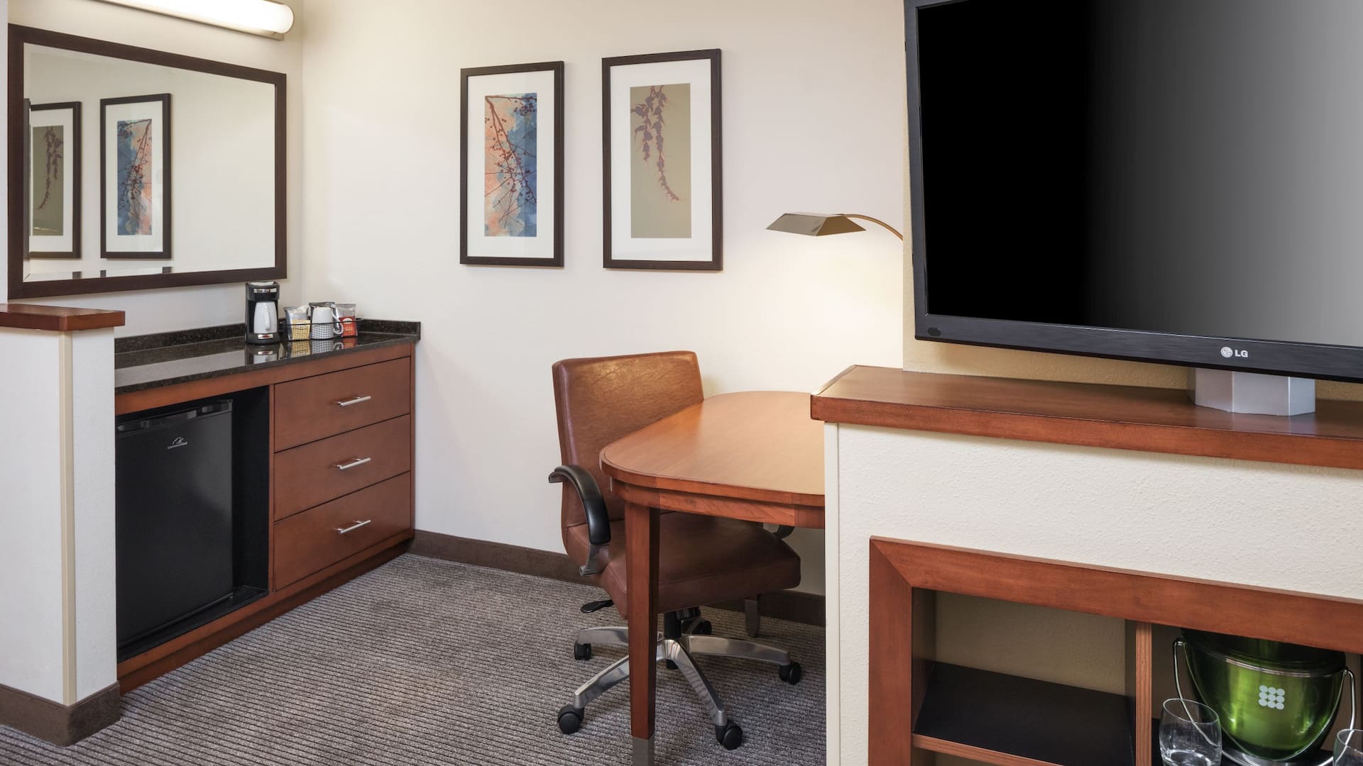 Hyatt Place South Bend/Mishawaka Guestroom Desk and Wet Bar