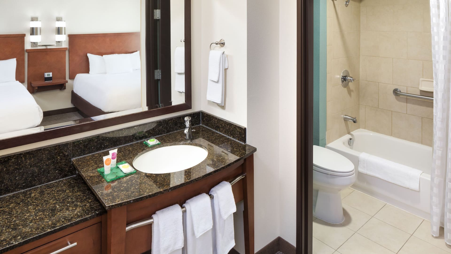 第 2，共 2 Hyatt Place South Bend/Mishawaka Double Queen Bathroom