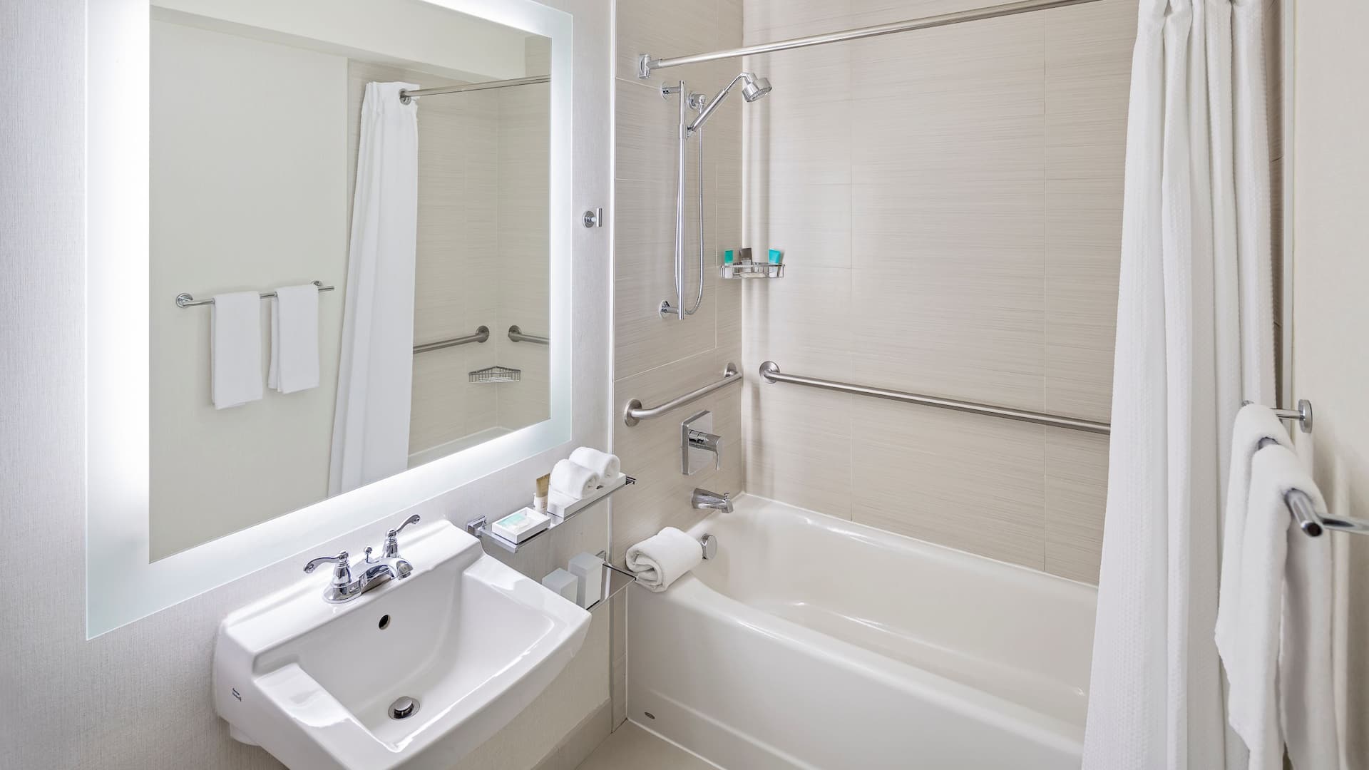3 из 3 Hyatt Regency Greenville ADA Bathroom