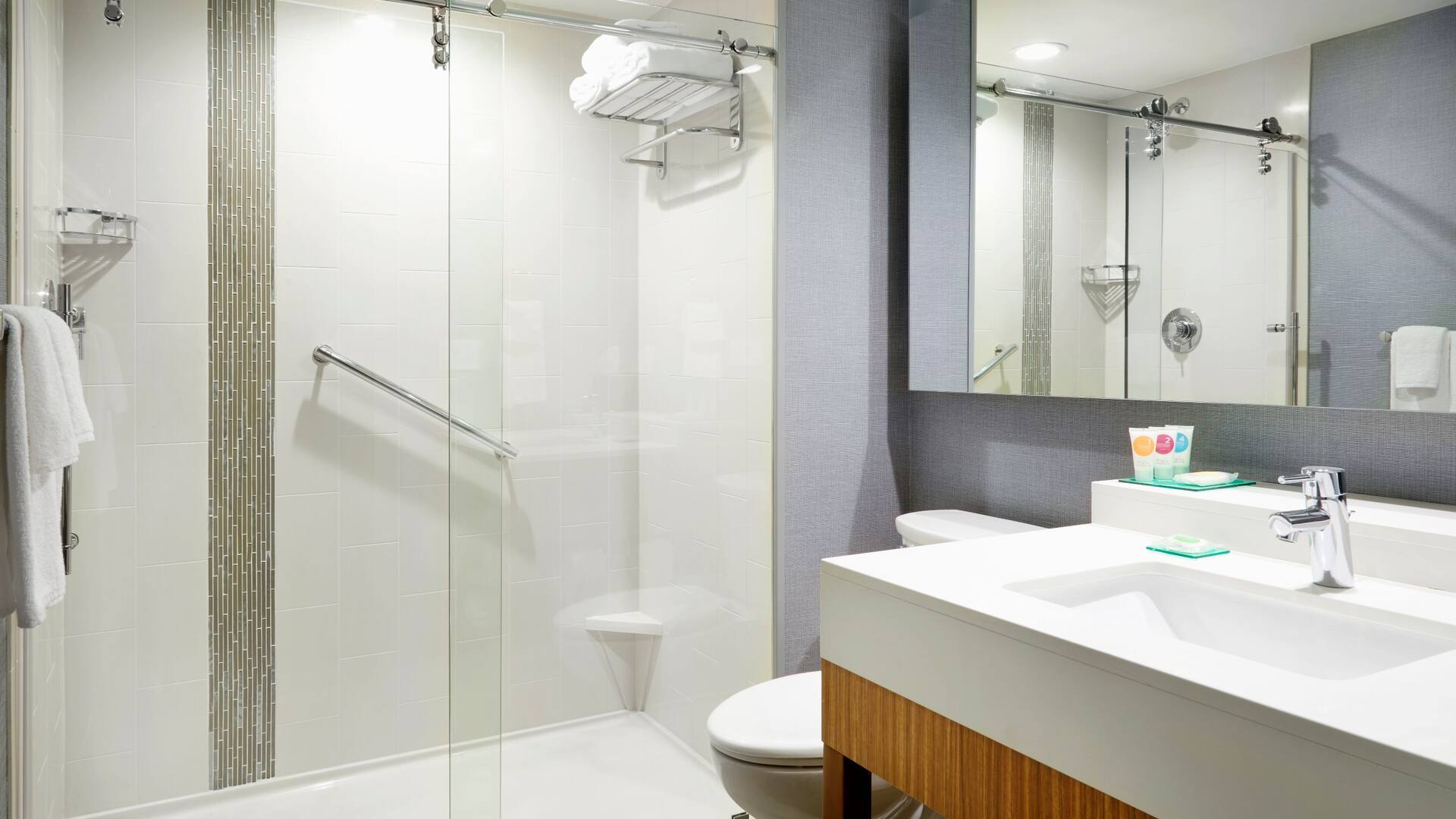 2 de 4 Hyatt Place Jacksonville / St. Johns Town Center Guest Bathroom Shower