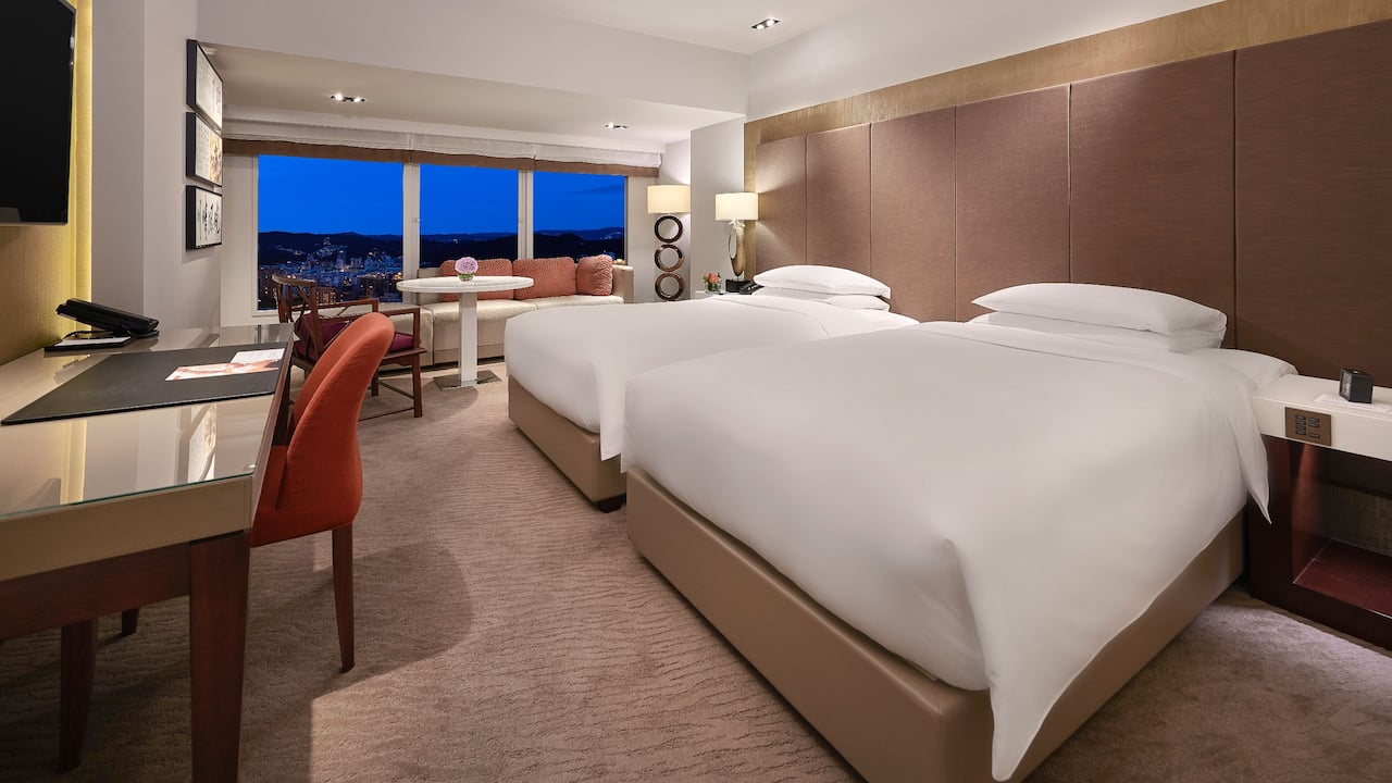 그랜드 하얏트 타이페이는 트윈 베드 2개 클럽 이용 디럭스 룸에 넓은 침실 있는 야간 대만5성급호텔