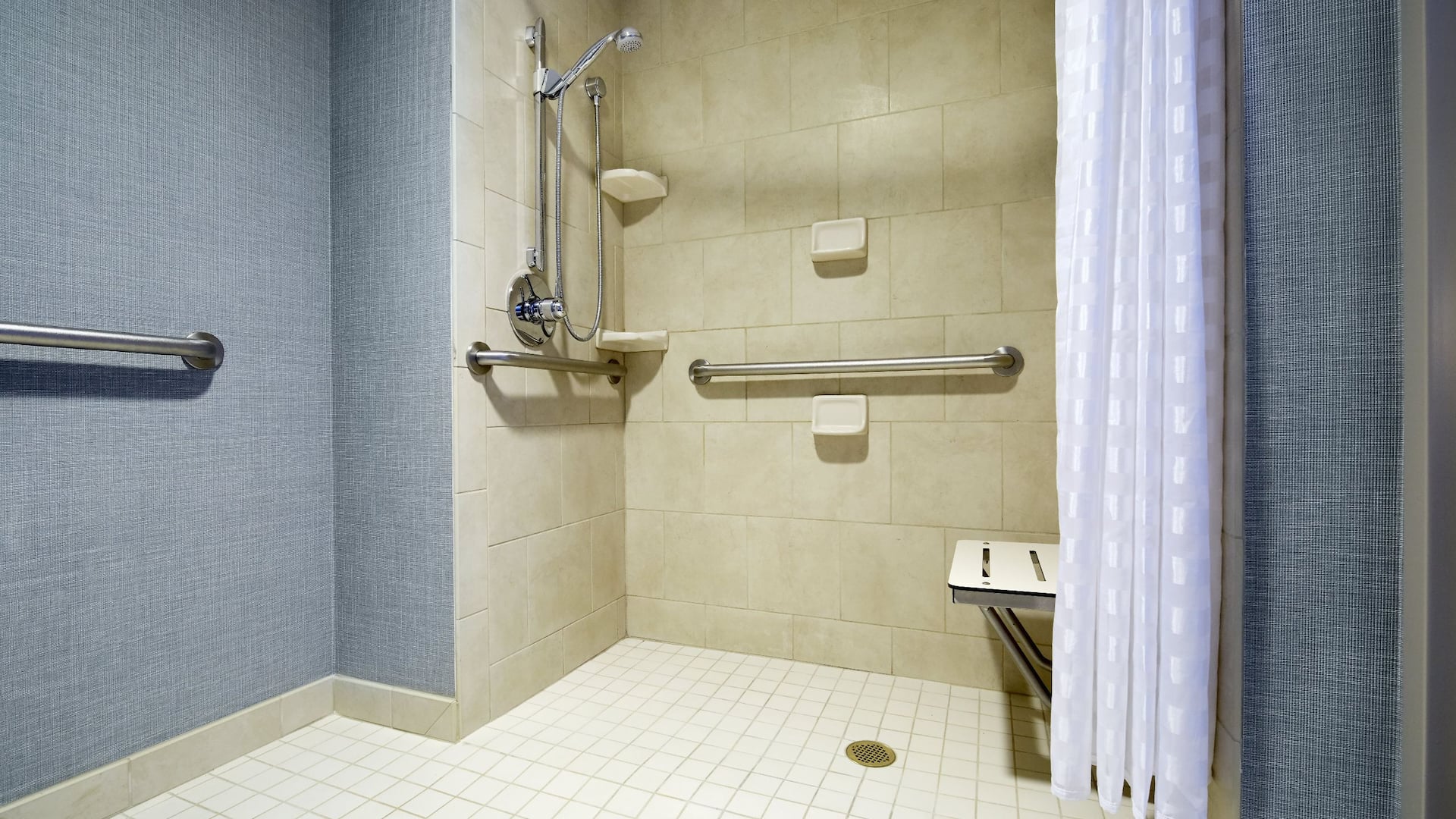 3 из 4 Hyatt Place Grand Rapids-South ADA Shower