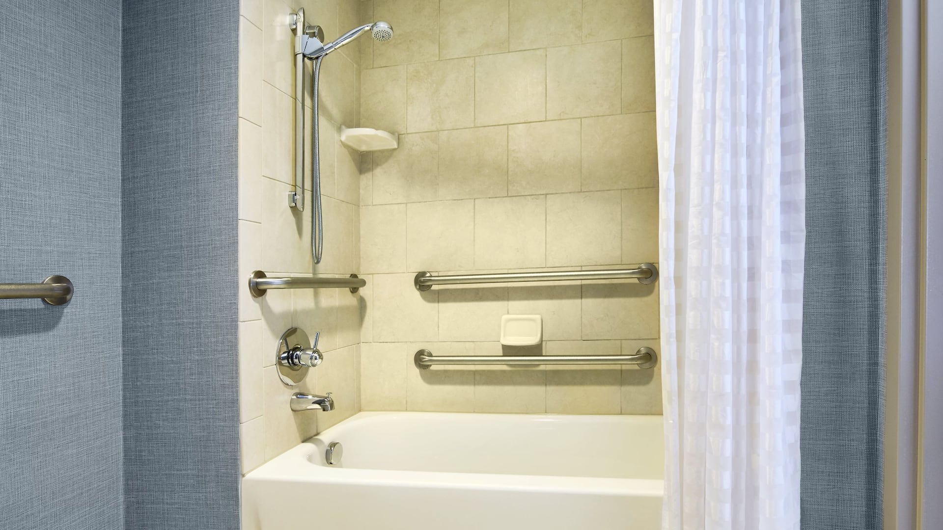 6 из 6 Hyatt Place Grand Rapids-South ADA Bathtub