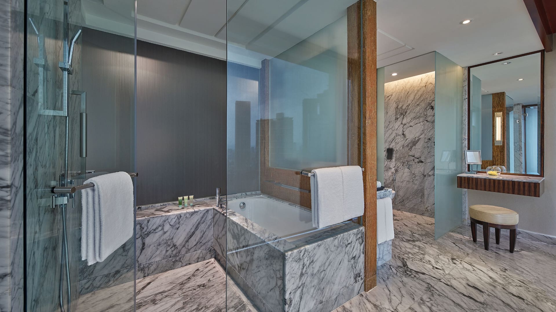 2 de 2 King Deluxe bathroom (bathtub and rainfall shower) at Grand Hyatt Kuala Lumpur