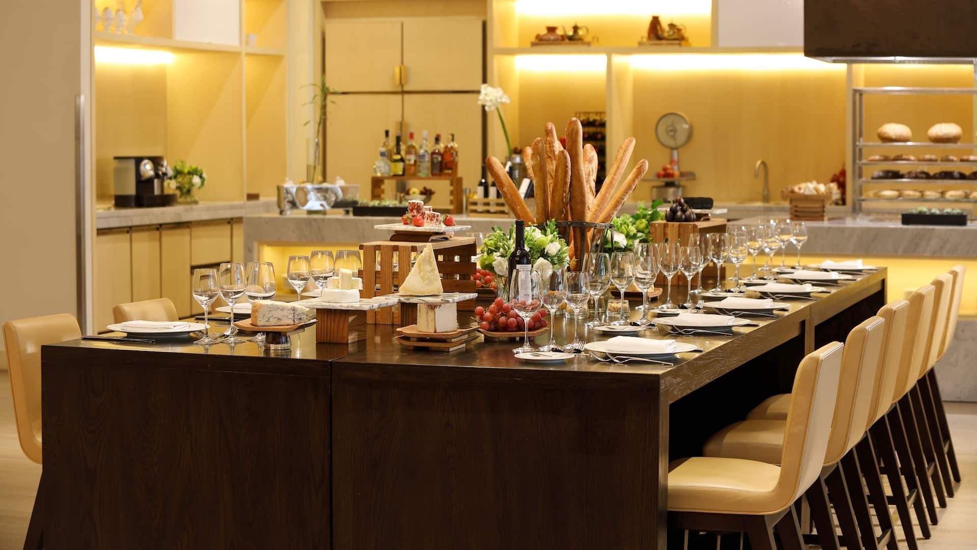 4 of 6 Hyatt Regency Mexico City Residencia Kitchen Seating