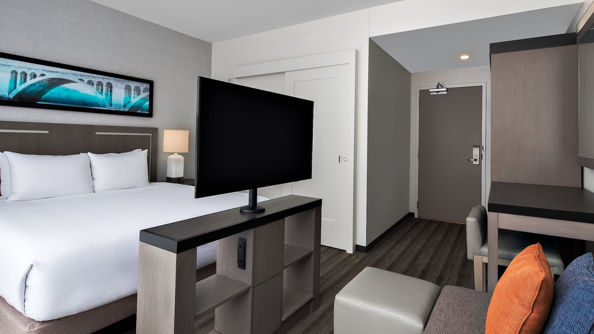1 de 4 Hyatt House Washington DC / The Wharf King Bed Guestroom