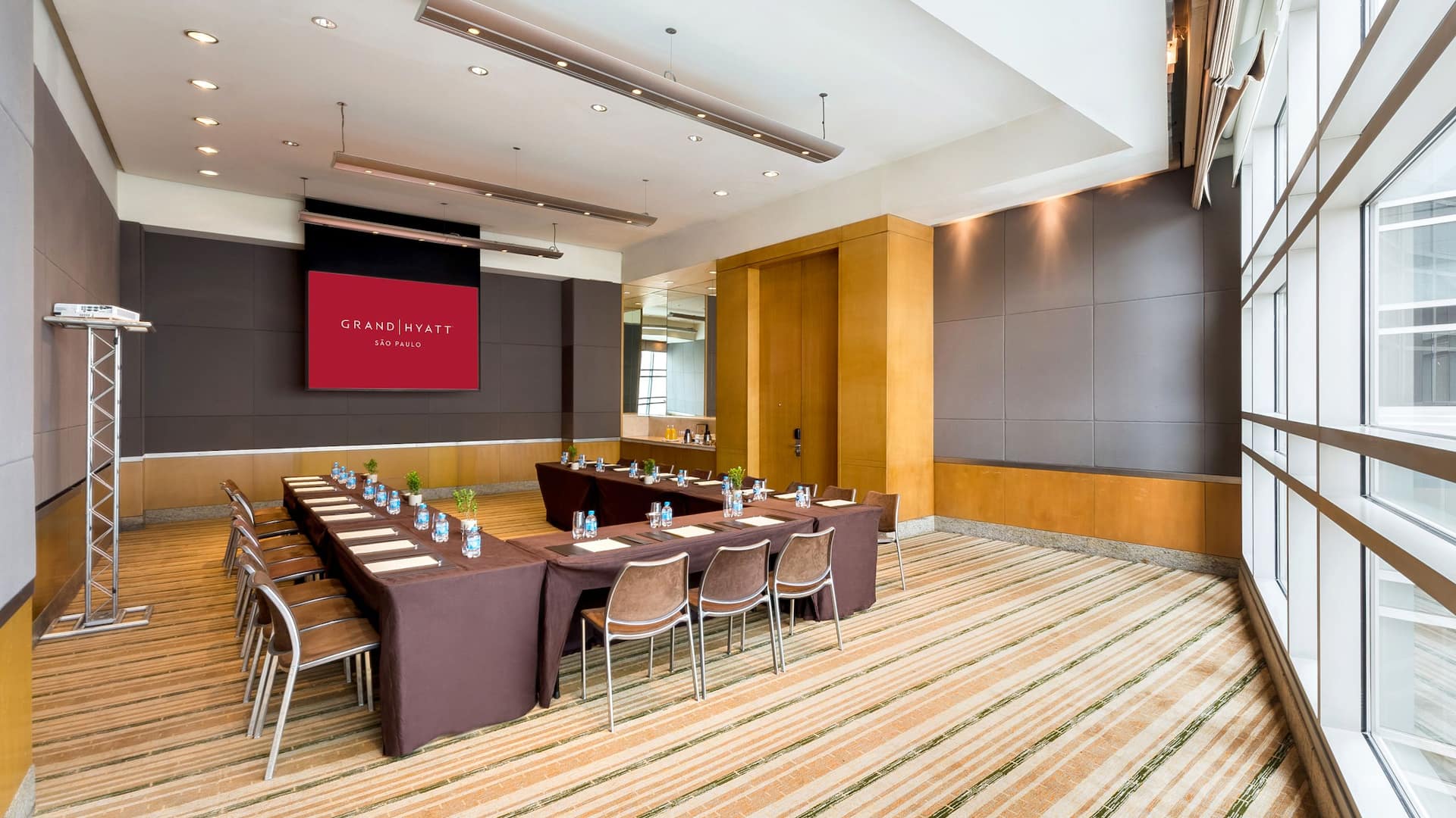 7 de 7 Event Room U Shape Setup