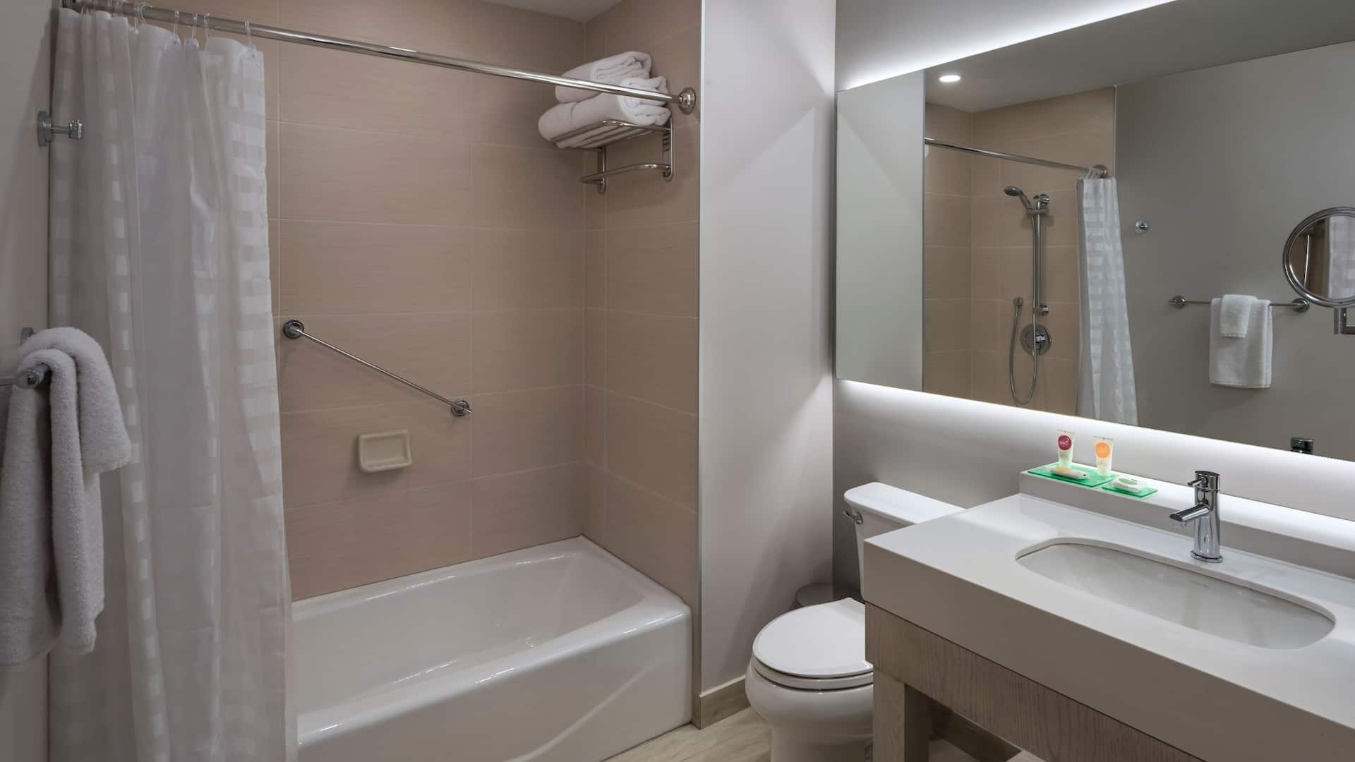 2/3 Hyatt Place San Pedro Sula Bathroom Tub Shower