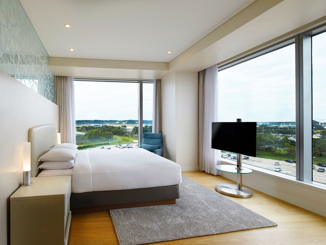 King Bed Airport View