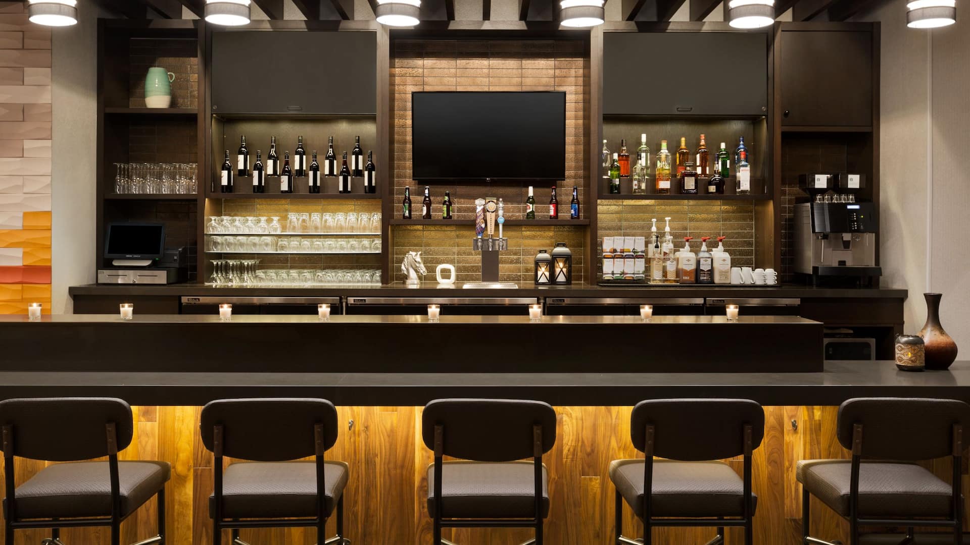 Hyatt Place Page / Lake Powell Coffee to Cocktails Bar