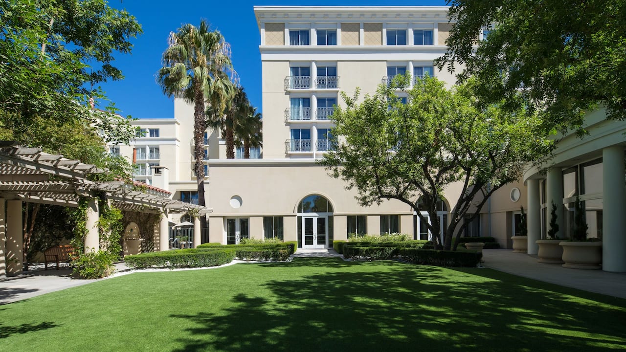 Hyatt Regency Valencia Garden Courtyard Photo