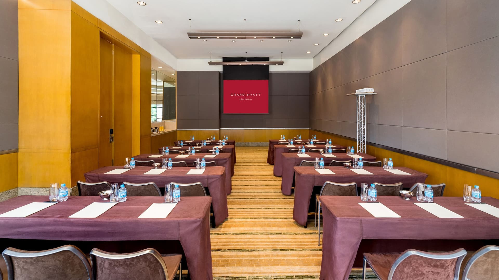 2 de 7 Event Room Auditorium Table View Door