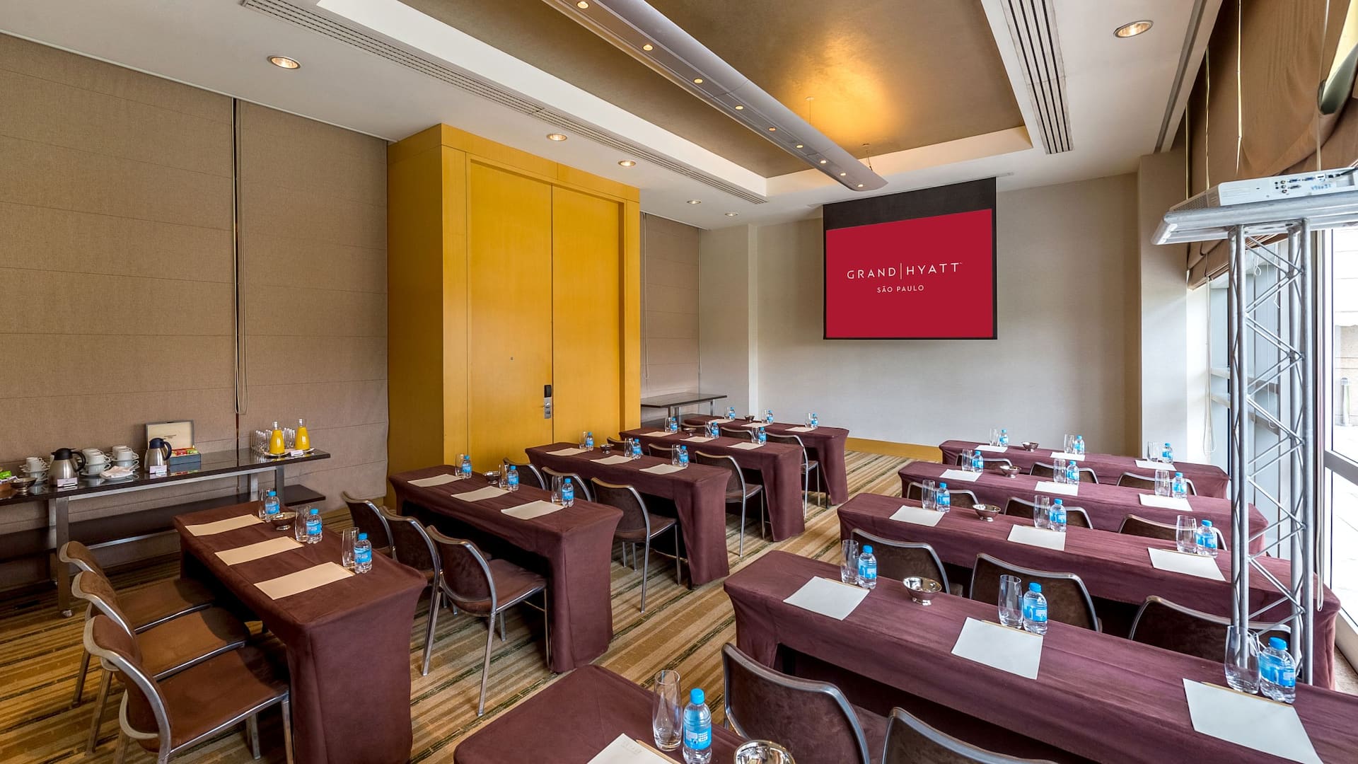 3 de 7 Event Room Auditorium Table Door View