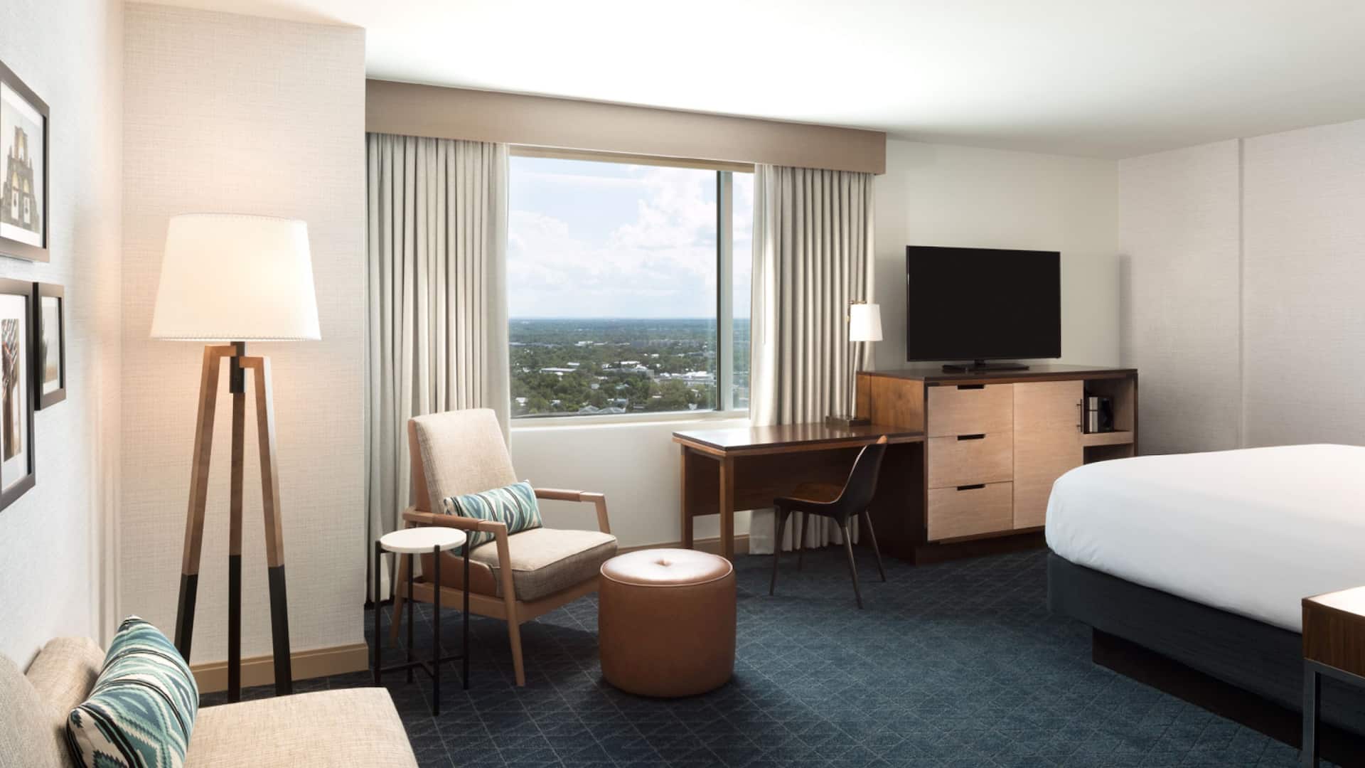 1 de 3 Room with a view of downtown San Antonio
