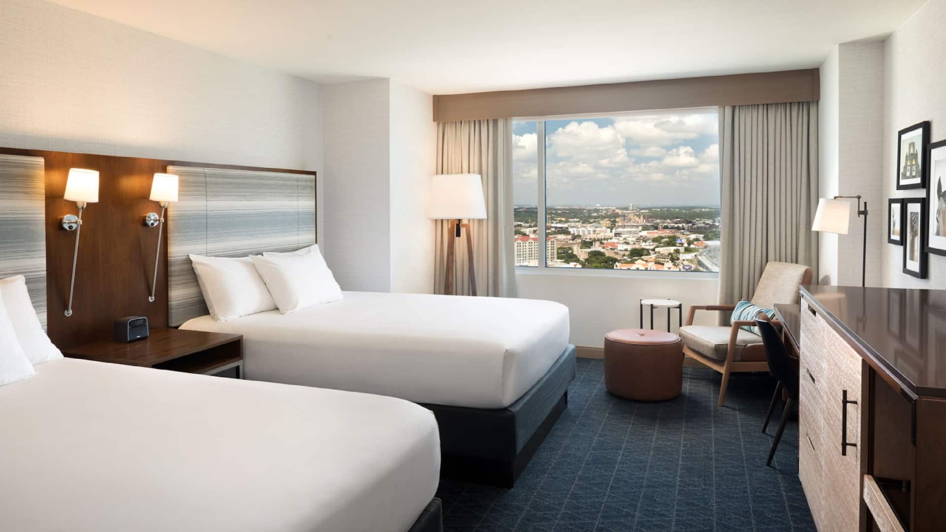 1 de 3 Hotel room with two beds at Grand Hyatt San Antonio