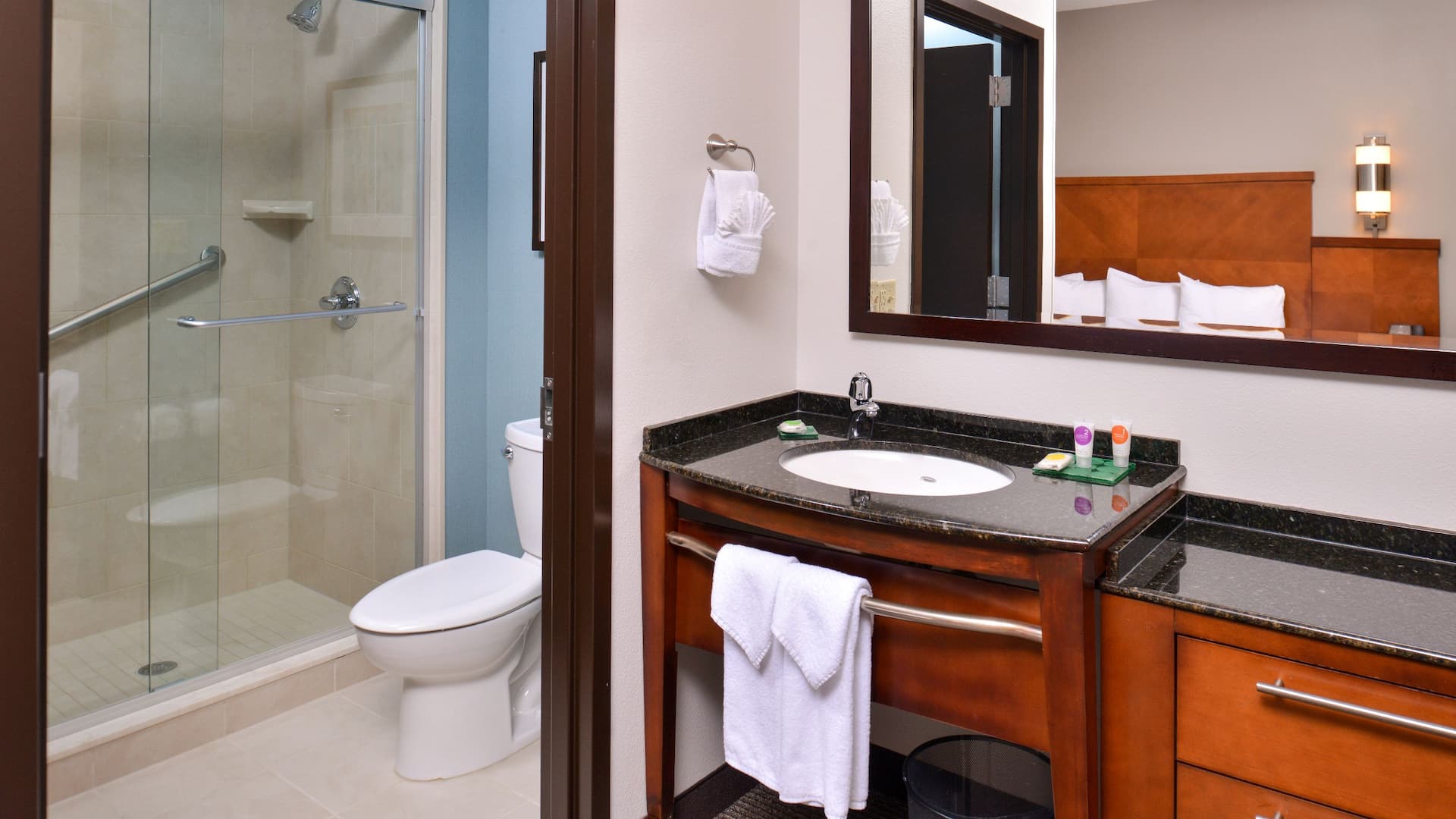 第 4，共 4 Hyatt Place Garden City Bathroom