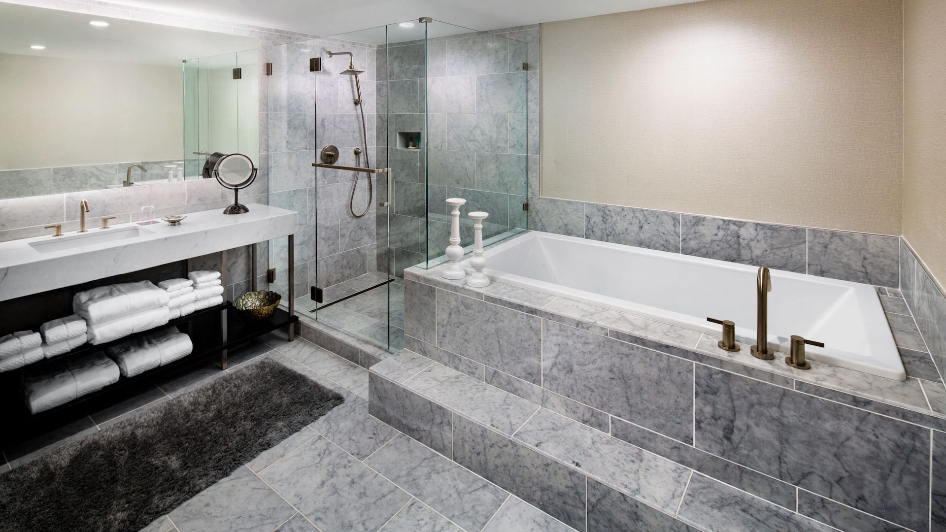 第 3，共 4 Hyatt Regency Wichita Presidential Suite Bathroom