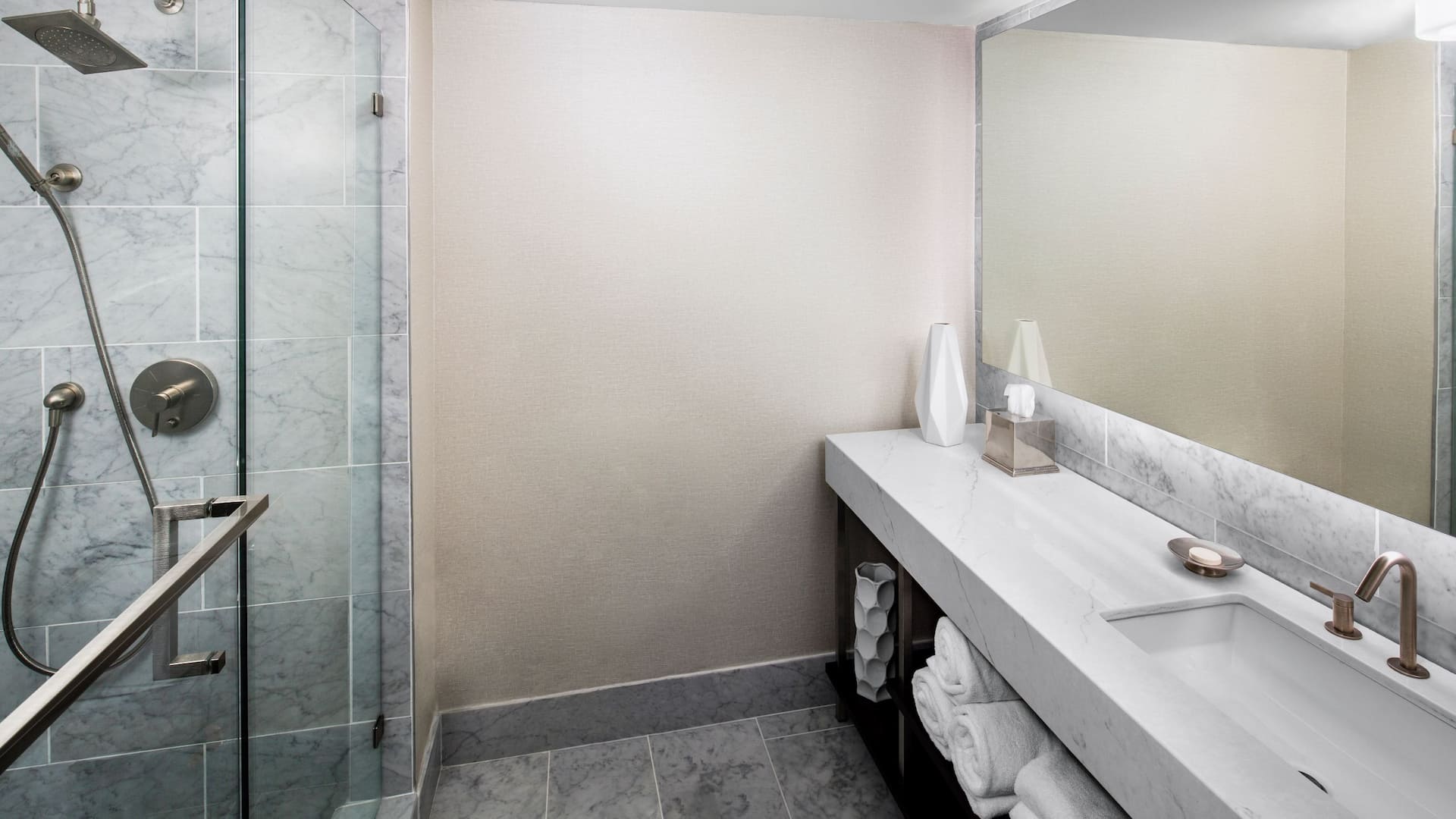 第 3，共 3 Hyatt Regency Wichita Suite Bathroom
