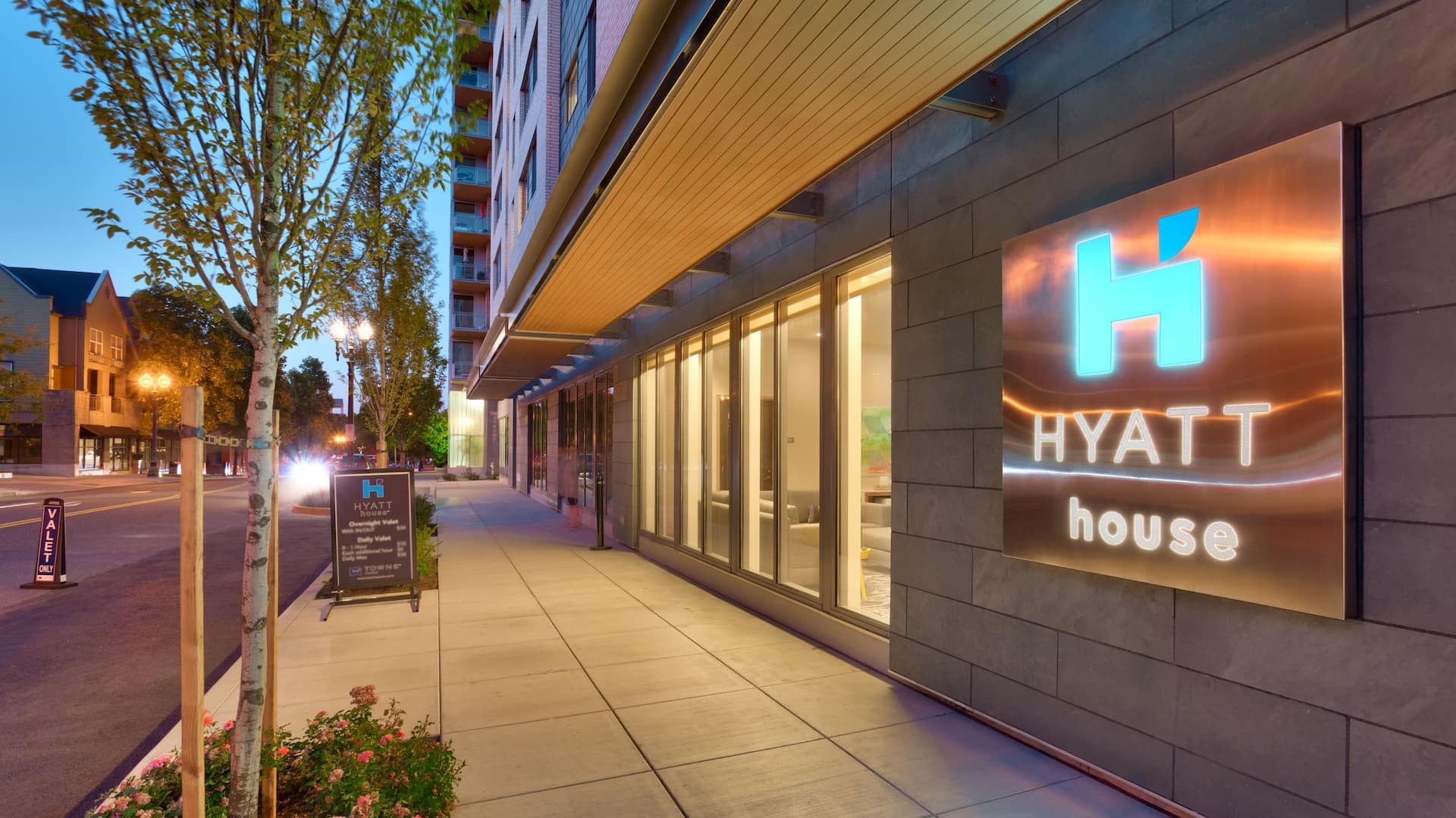 Hyatt House Portland/Downtown Exterior Night
