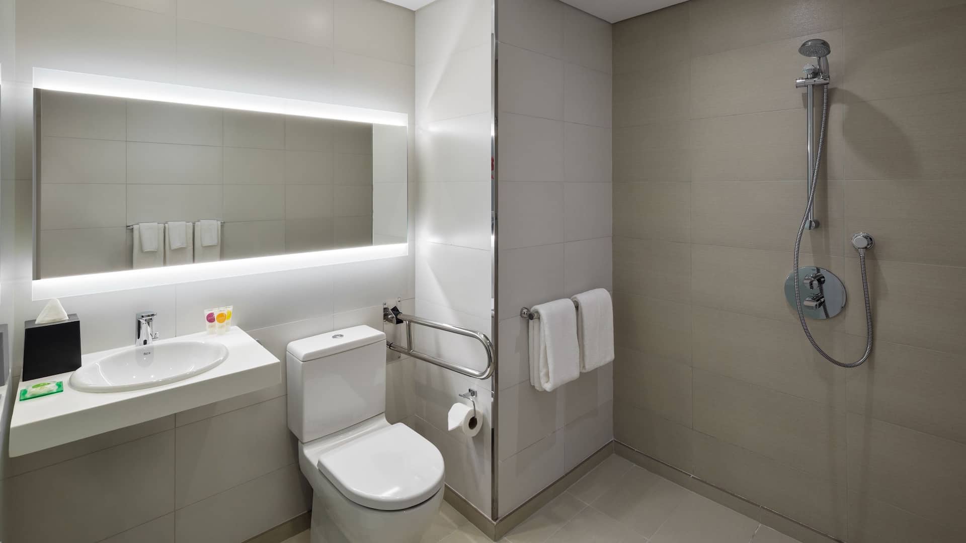 5 von 5 Hyatt Place Riyadh Al Sulaimania Accessible Bathroom