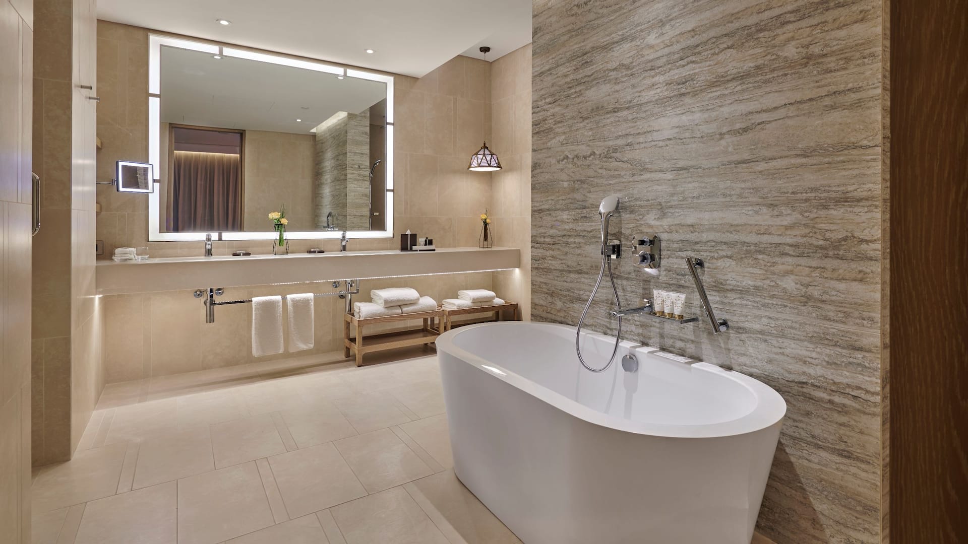 4 von 5 Hyatt Regency Aqaba Ayla Regency Suite Bathroom