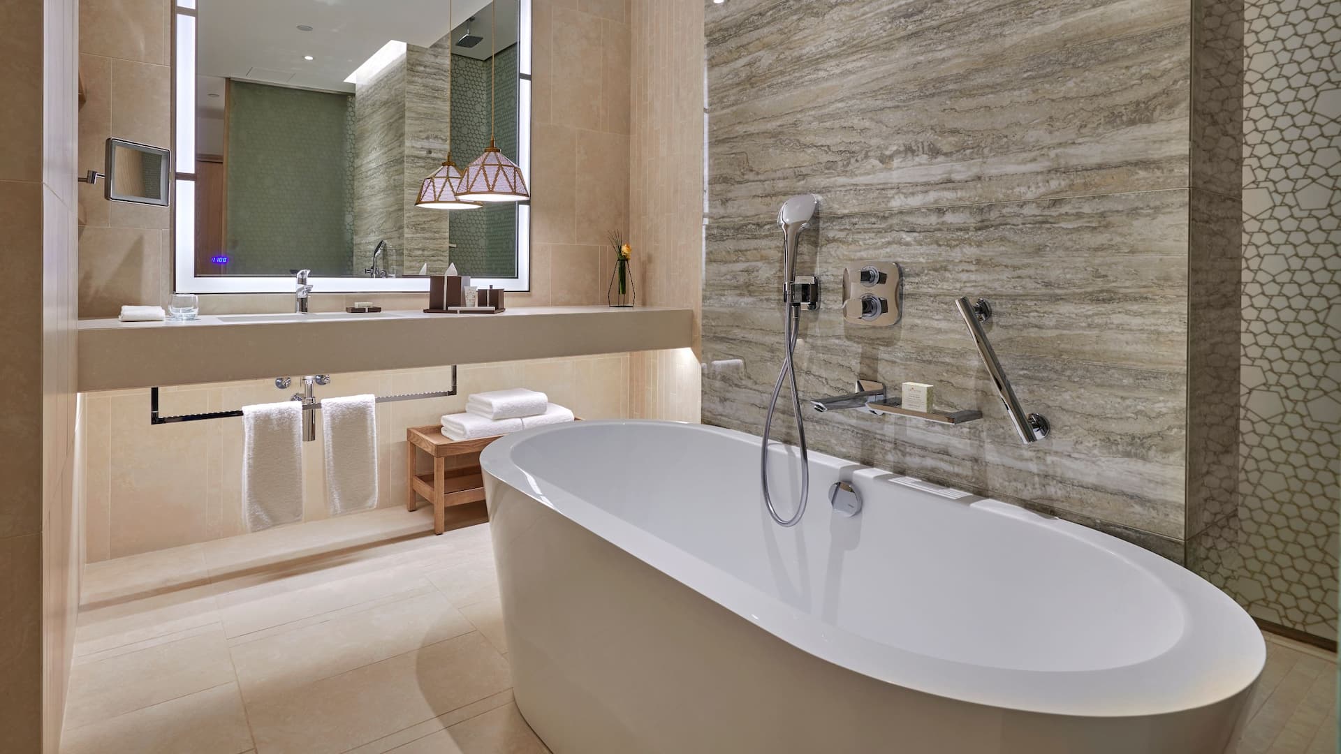 2 von 5 Hyatt Regency Aqaba Ayla Guest Room Bathroom