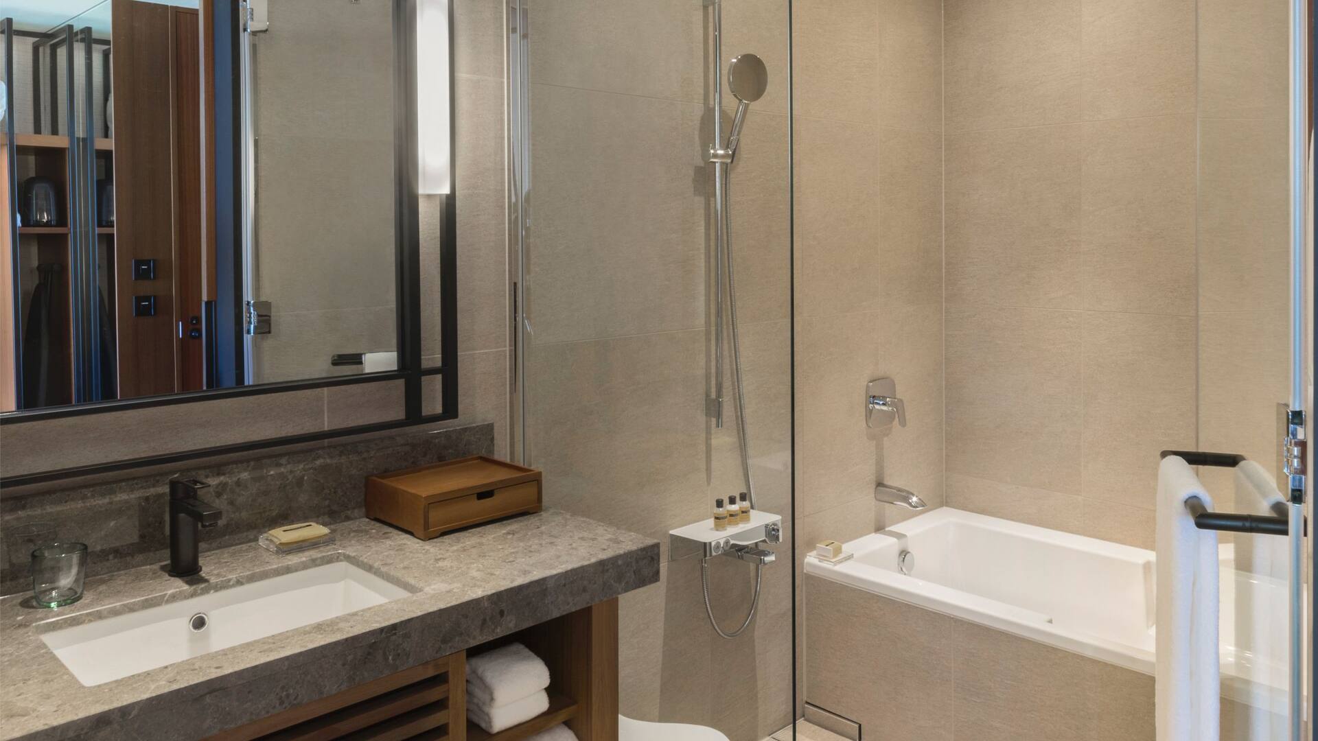 第 3，共 3 Hyatt Regency Seragaki Island, Okinawa Standard Guestroom Bathroom
