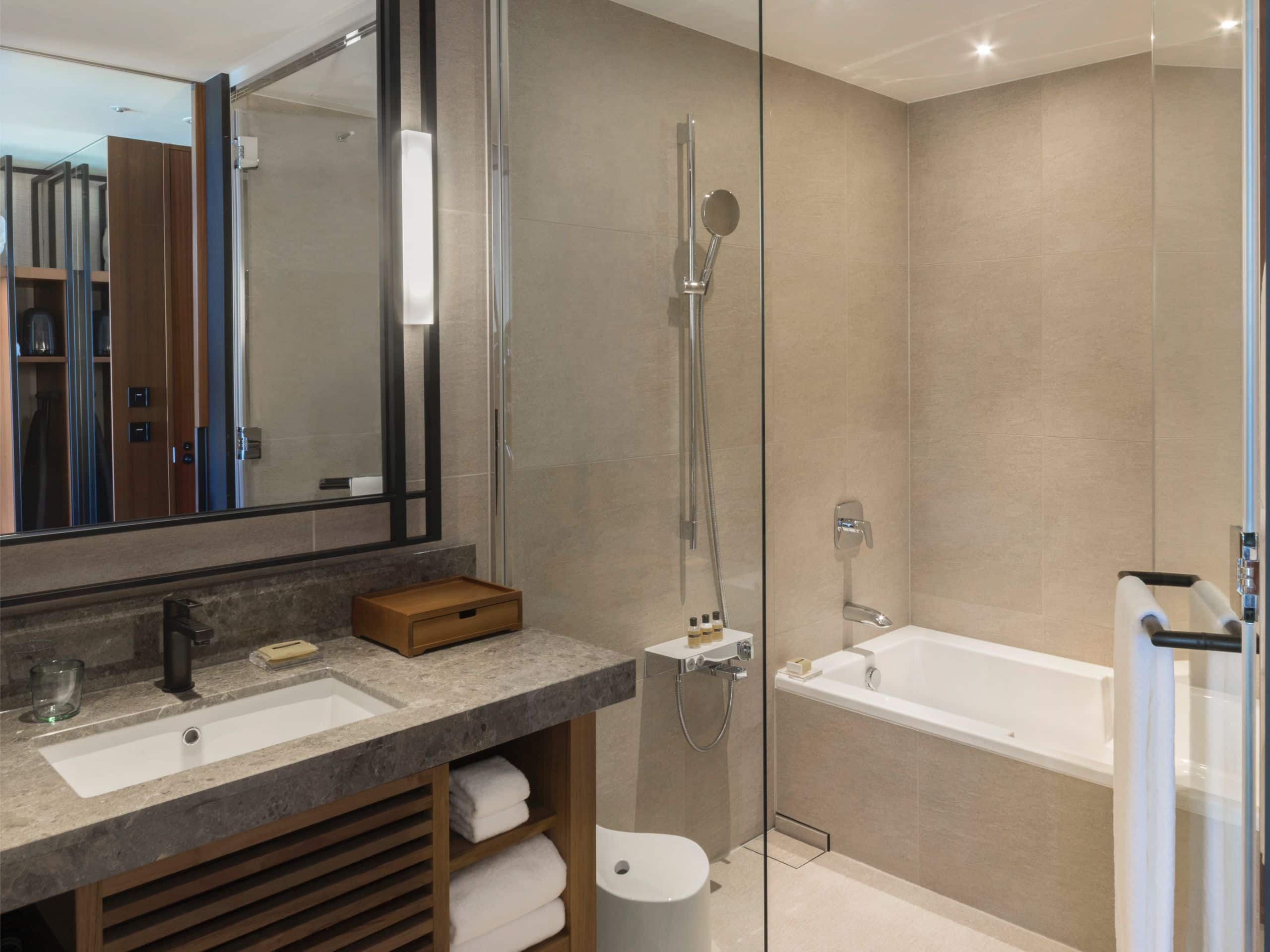 Hyatt Regency Seragaki Island, Okinawa Standard Guestroom Bathroom