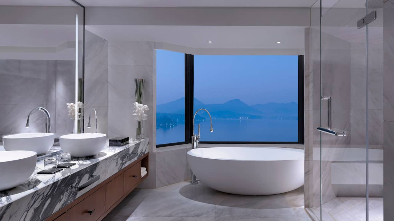 Diplomat Suite Bathroom