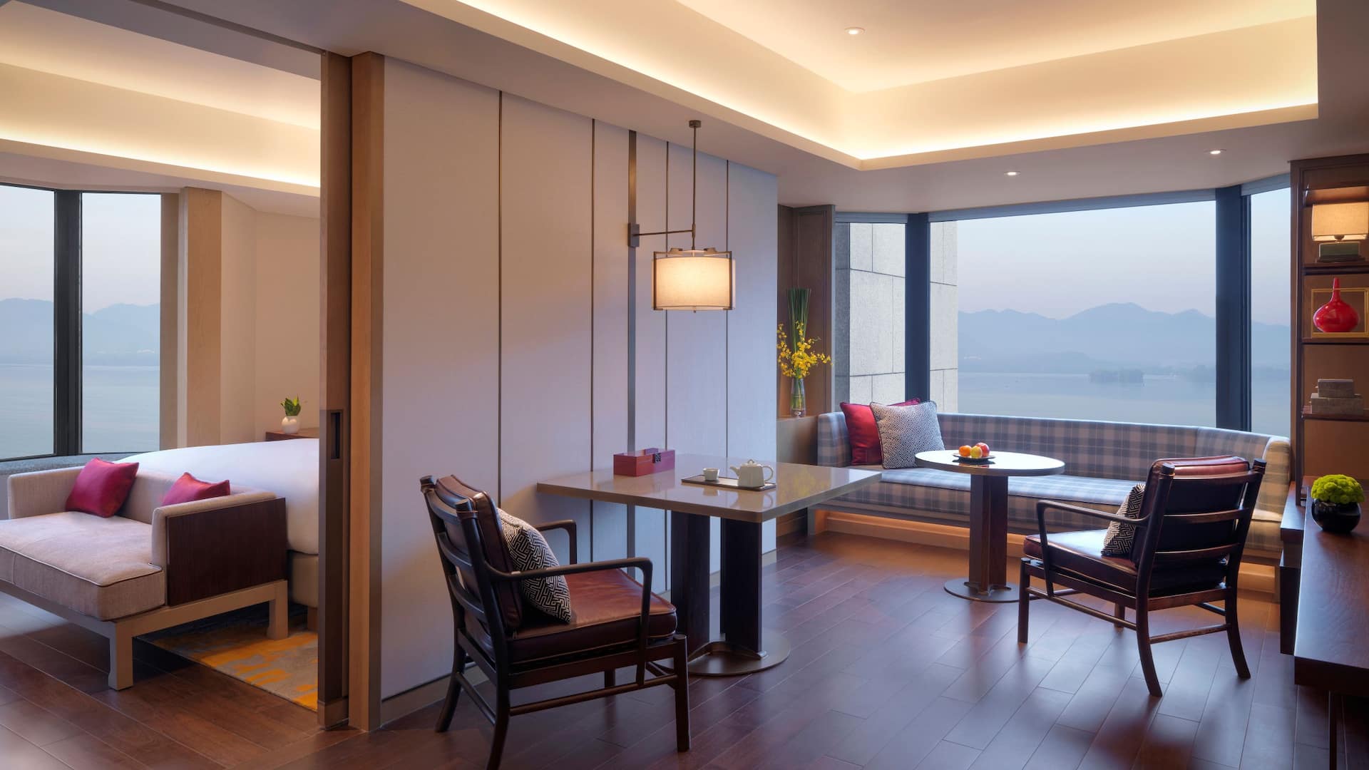 2 de 3 Grand Suite with One King Bed Living Room