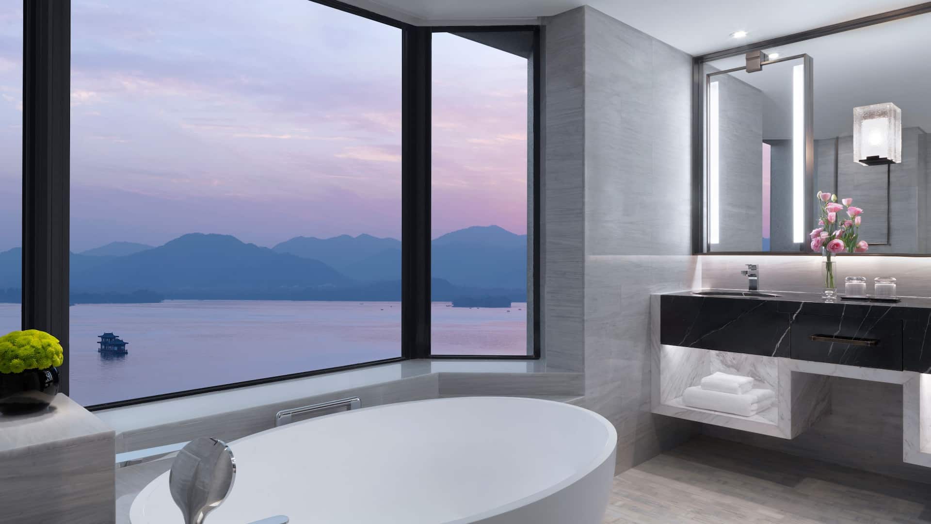 3 de 3 Grand Suite with One King Bed Bathroom