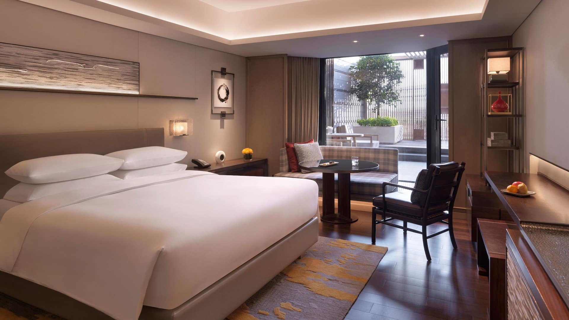 1 de 2 One King Bed with Garden View