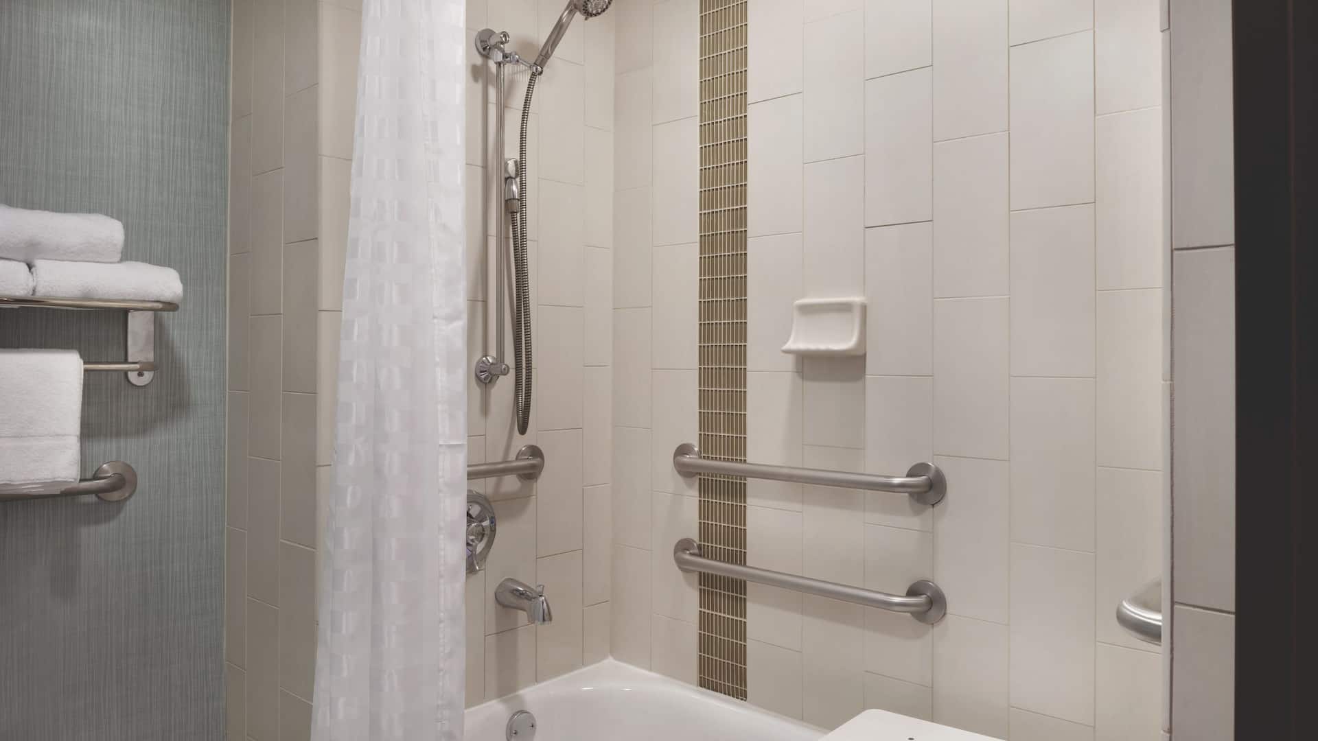 4 von 4 Hyatt Place Chicago/Hoffman Estates Accessible Bathroom Tub