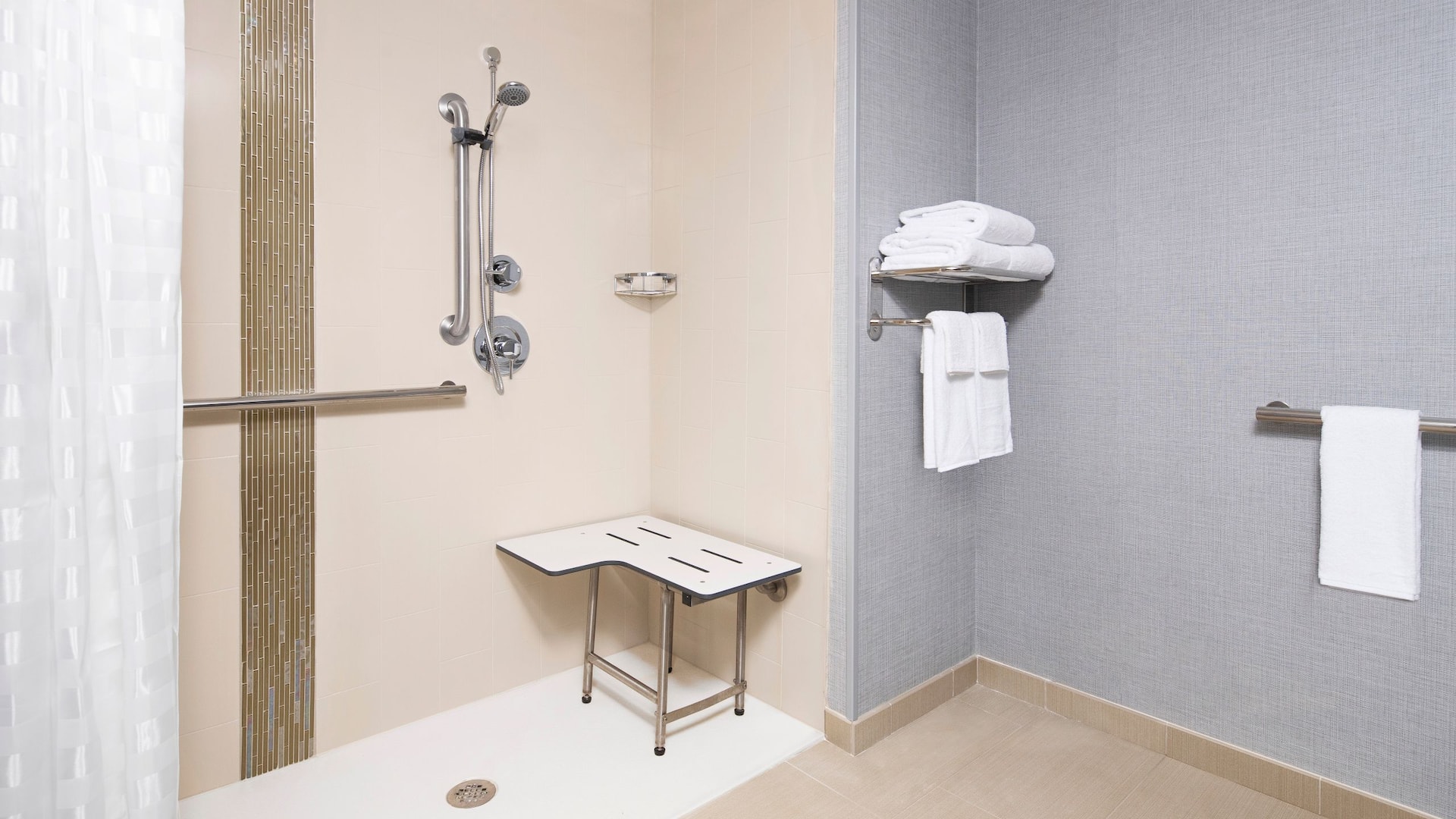 2 de 4 Hyatt Place Jacksonville / St. Johns Town Center Accessible Shower