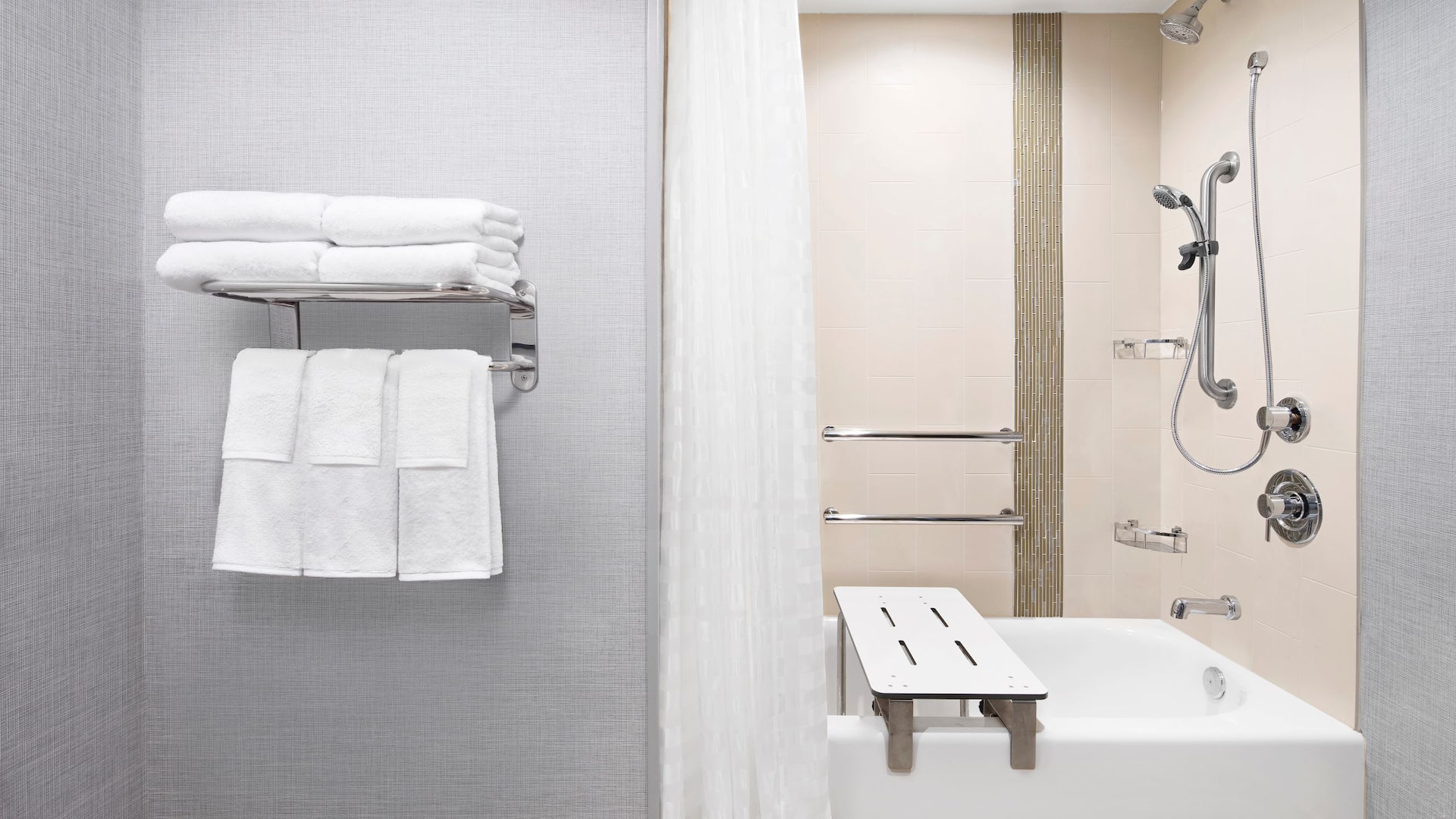 2 de 3 Hyatt Place Jacksonville / St. Johns Town Center Accessible Bathtub