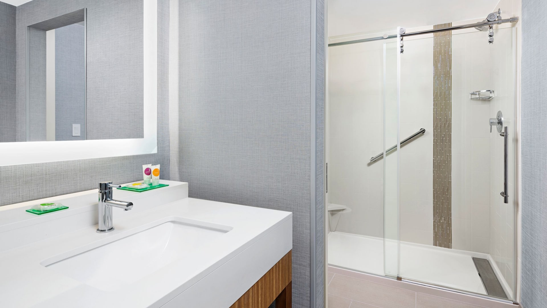 2 de 4 Hyatt Place Jacksonville / St. Johns Town Center Studio Bathroom