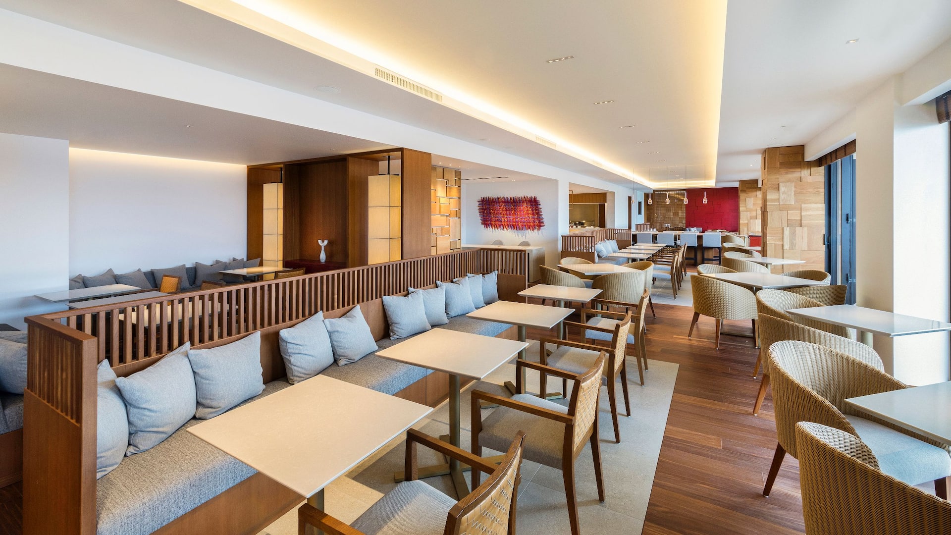 4/5 Hyatt Regency Seragaki Island, Okinawa Regency Lounge Seating